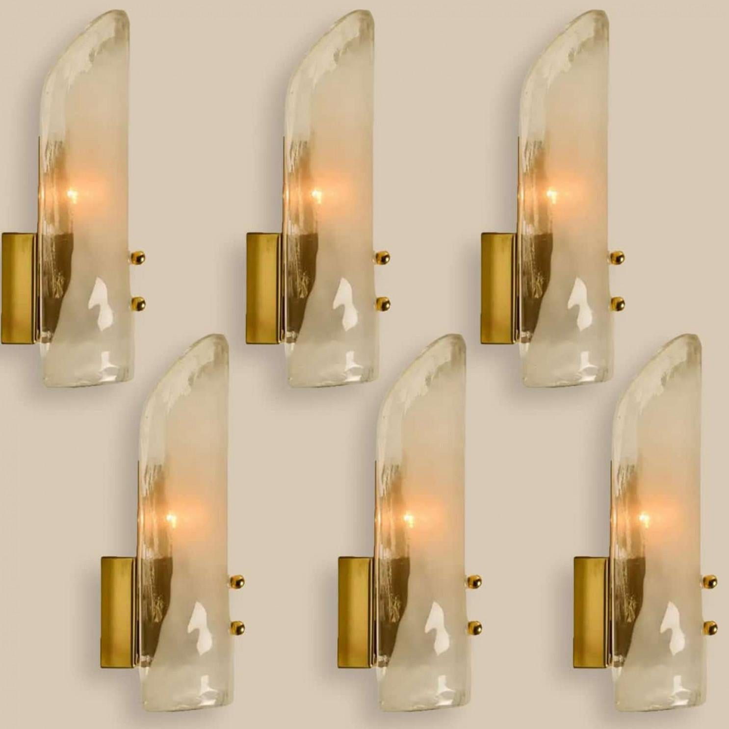 Applique di alta gamma realizzate in vetro soffiato su una struttura in ottone. Progettato e prodotto da J.T. Kalmar, Austria, negli anni '60. Un design minimalista realizzato con il gusto dell'eccellenza artigianale. Si tratta di veri e propri