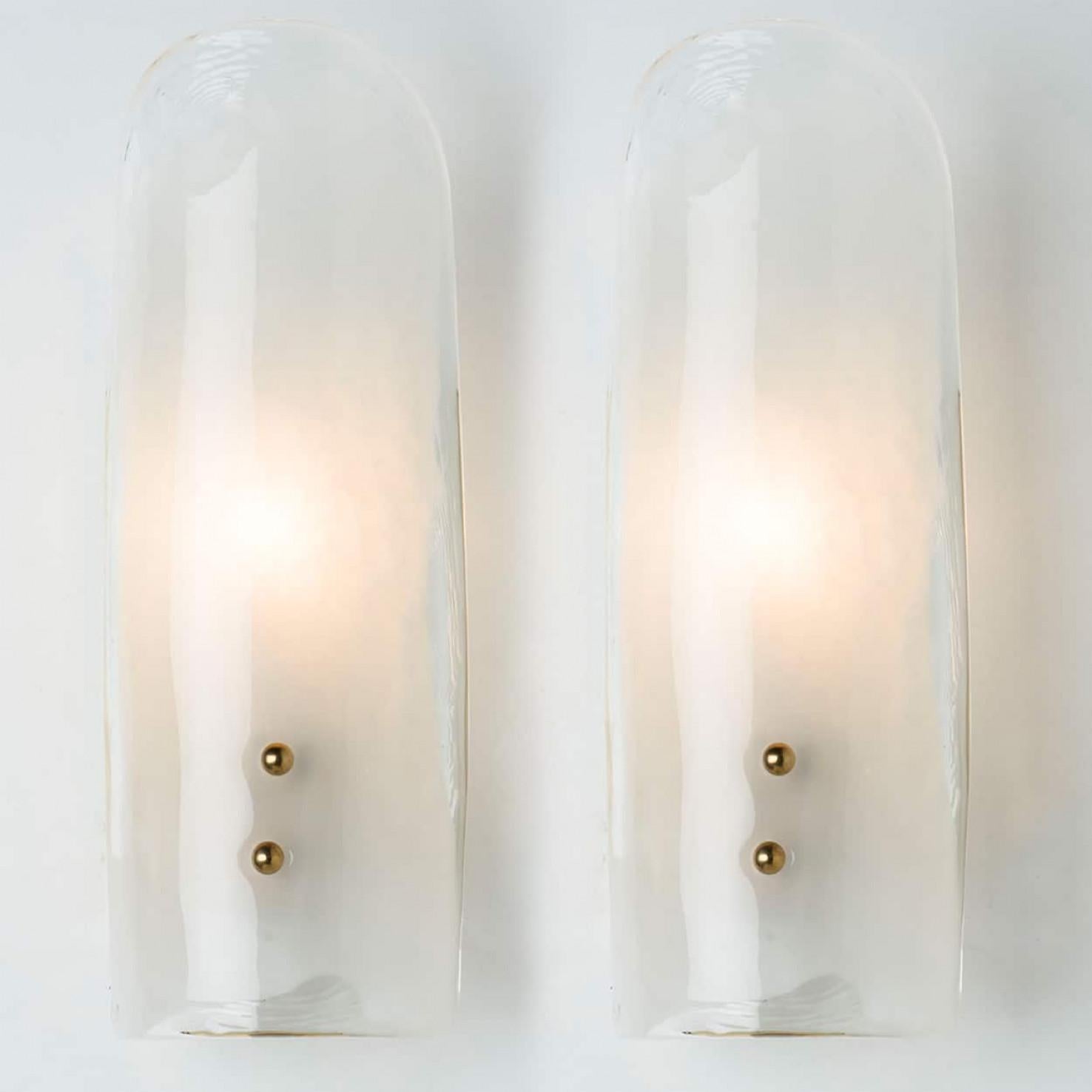 Mid-Century moderno Diverse grandi luci da parete in ottone e vetro soffiato a mano di J&T. Kalmar, anni '60 in vendita