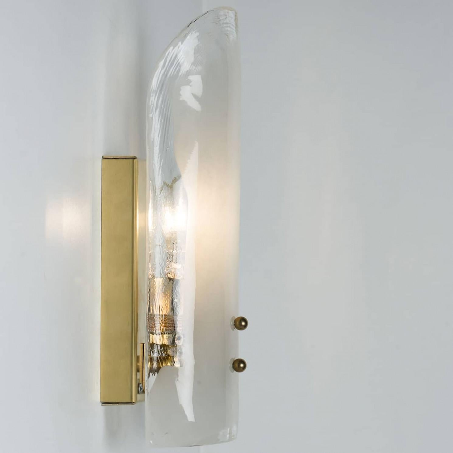 Diverse grandi luci da parete in ottone e vetro soffiato a mano di J&T. Kalmar, anni '60 In condizioni buone in vendita a Rijssen, NL