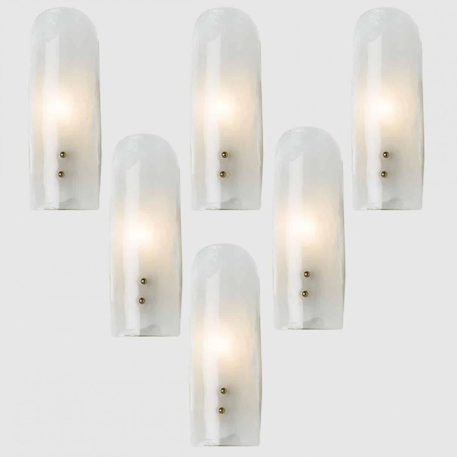 Metà XX secolo Diverse grandi luci da parete in ottone e vetro soffiato a mano di J&T. Kalmar, anni '60 in vendita