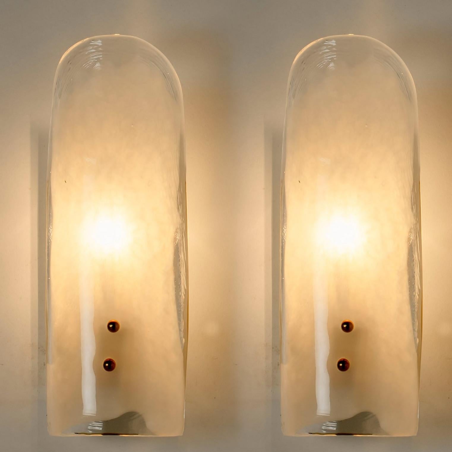 Diverse grandi luci da parete in ottone e vetro soffiato a mano di J&T. Kalmar, anni '60 in vendita 1