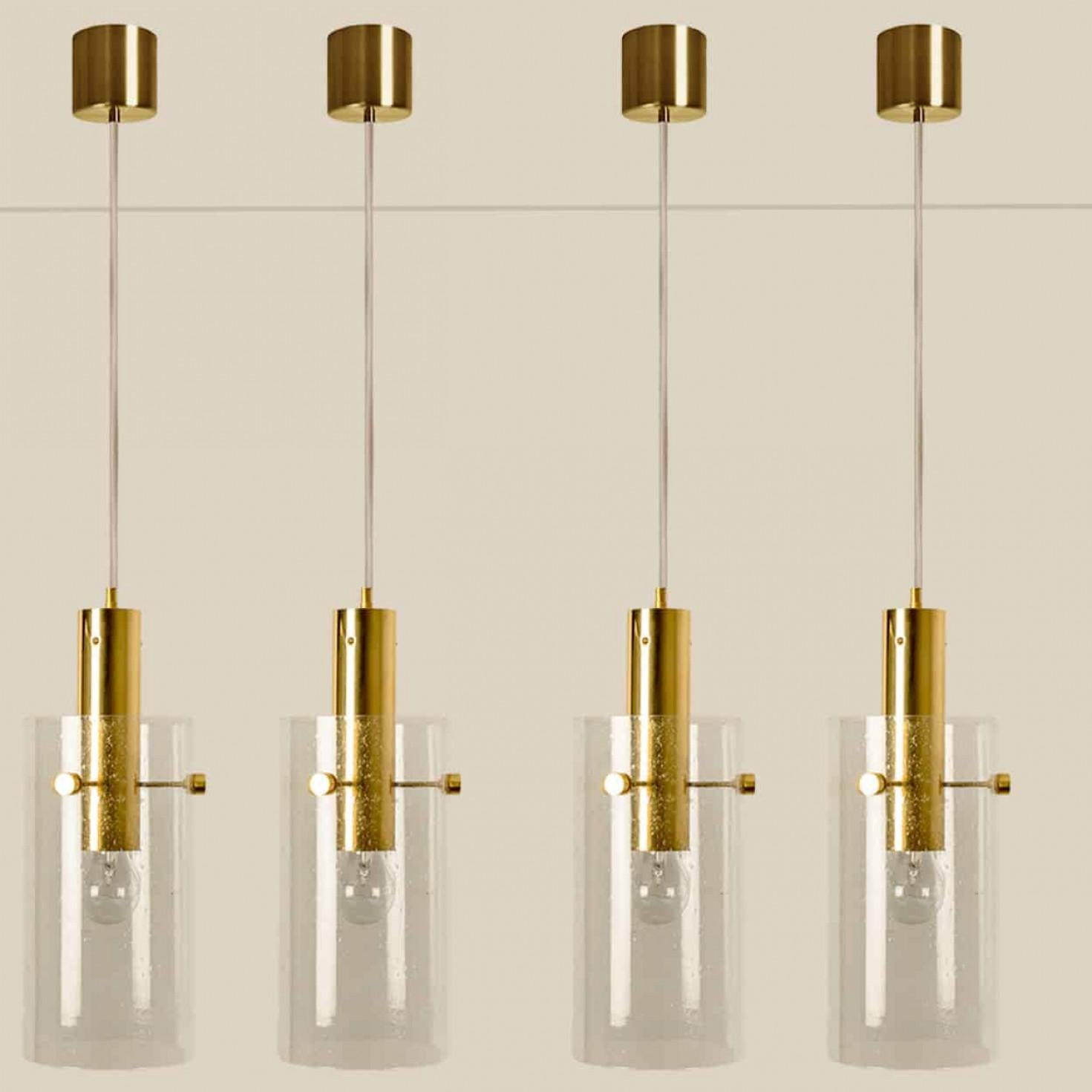 Plusieurs pendentifs en laiton et verre de Glashütte Limburg, années 1970.

Un design beau et propre. Illumine magnifiquement.

Veuillez noter que le prix est pour une pièce, nous avons plusieurs pièces disponibles.

Nous pouvons livrer différentes