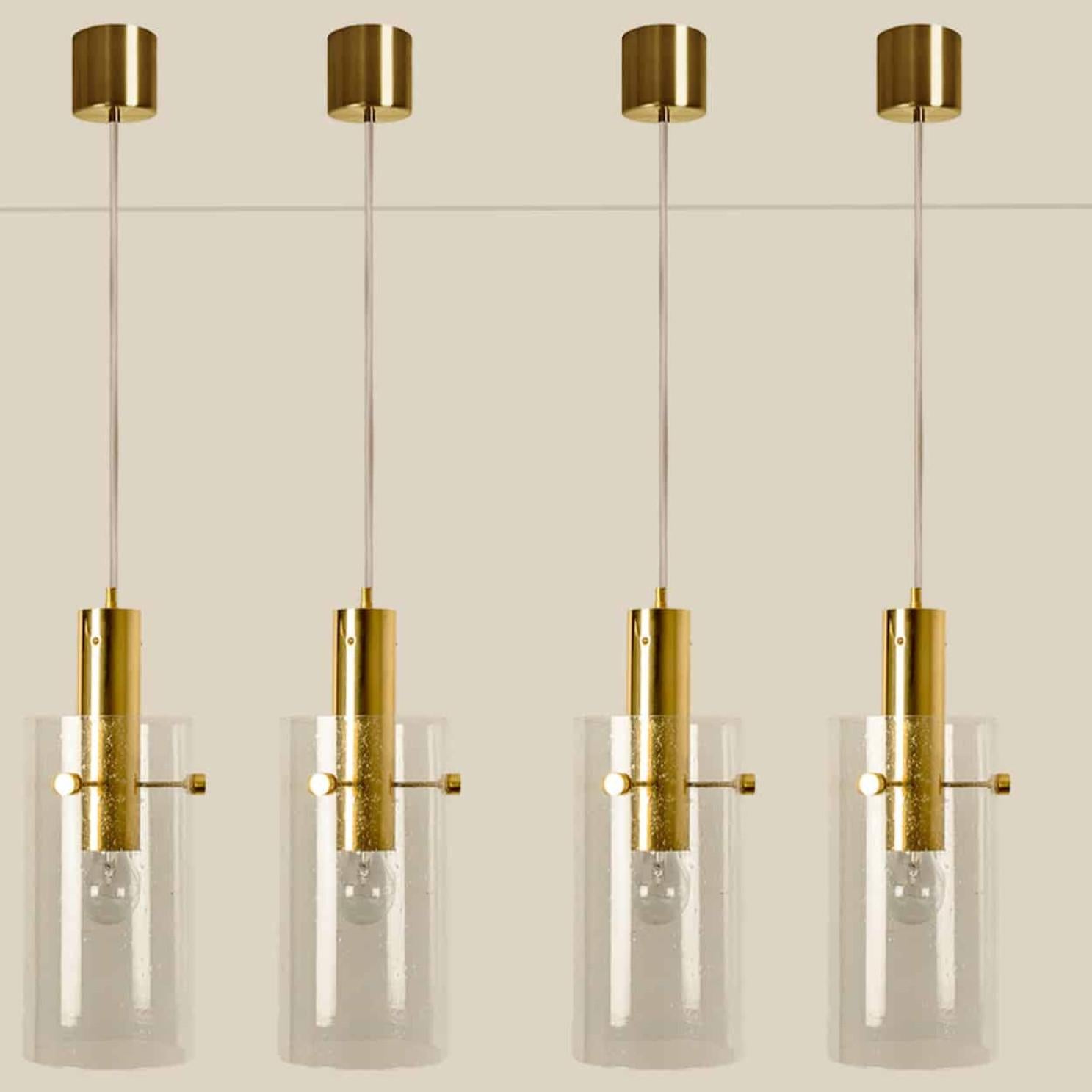 Diversi pendenti in ottone e vetro di Glashütte Limburg, anni Settanta.

Un design bello e pulito. Illumina meravigliosamente.

Tieni presente che il prezzo si riferisce a un solo pezzo, ma ne abbiamo diversi a disposizione.

Possiamo fornire