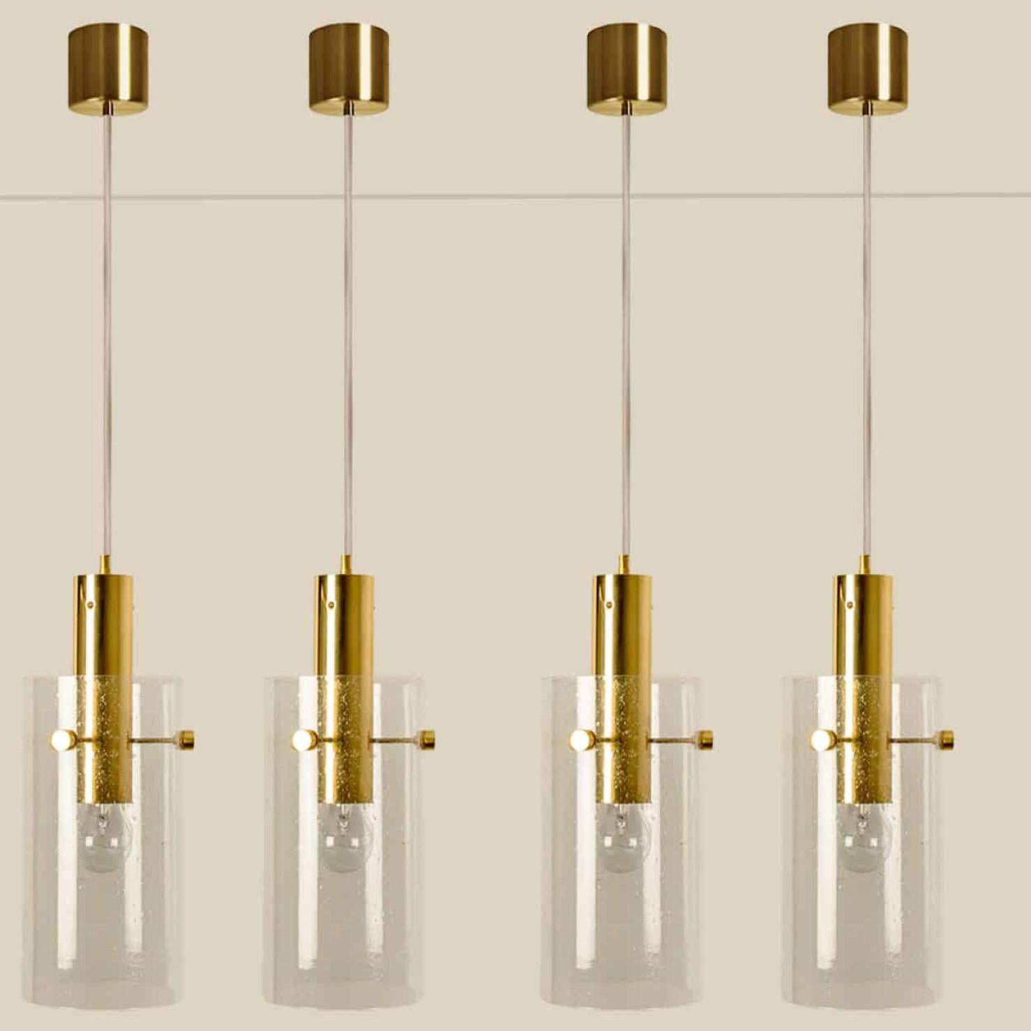 Plusieurs pendentifs en laiton et verre par Glashütte Limburg, années 1970.

Un design beau et propre. Illumine magnifiquement.

Veuillez noter que le prix est pour une pièce, nous avons plusieurs pièces disponibles.

Nous pouvons livrer différentes