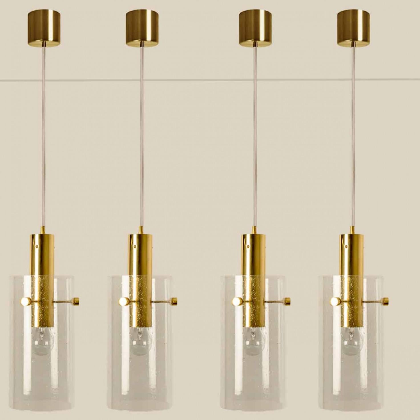 Diversi pendenti in ottone e vetro di Glashütte Limburg, anni Settanta.

Un design bello e pulito. Illumina meravigliosamente.

Tieni presente che il prezzo si riferisce a un solo pezzo, ma ne abbiamo diversi a disposizione.

Possiamo fornire