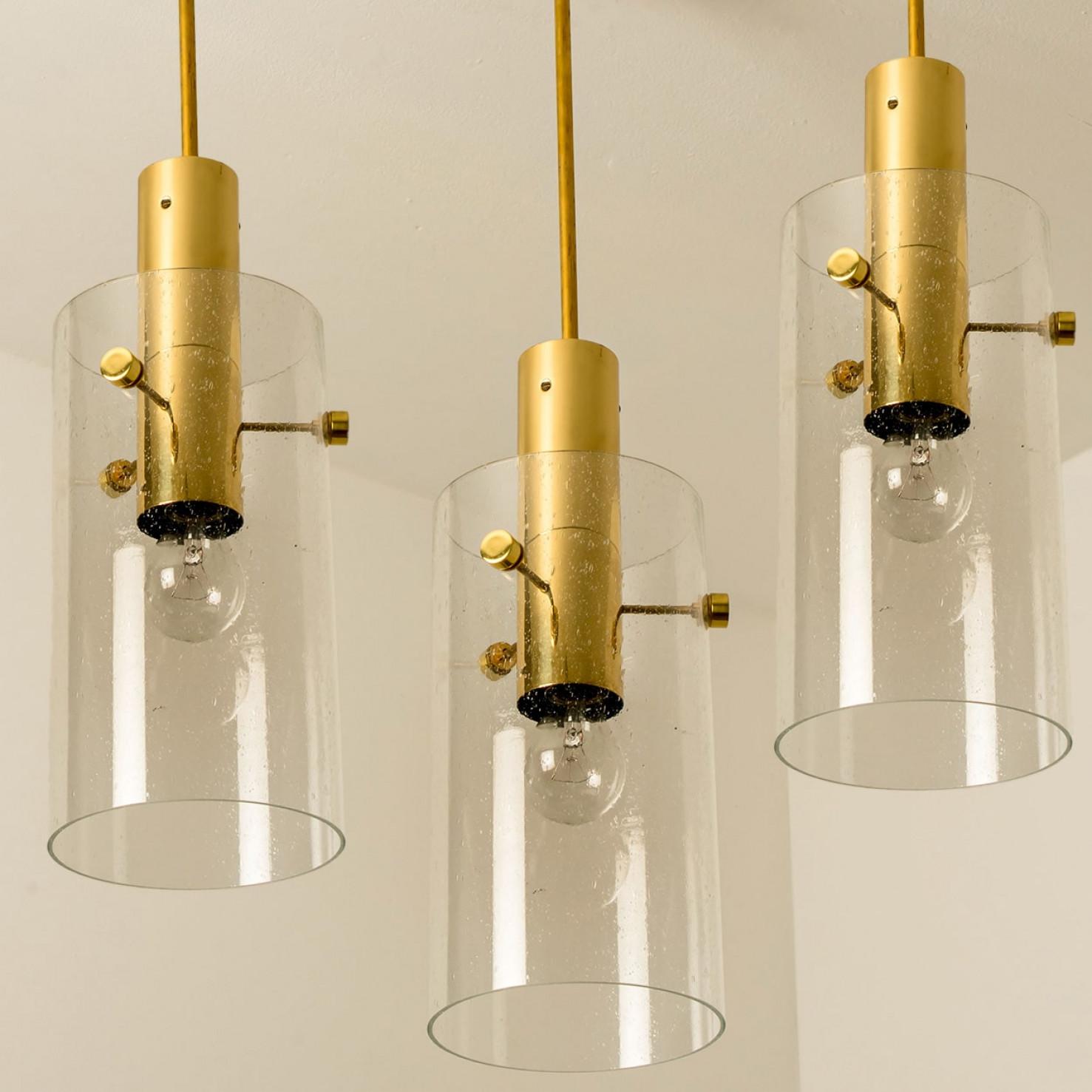 Mid-Century Modern Plusieurs grandes suspensions en laiton et verre par Glashütte Limburg, années 1970 en vente