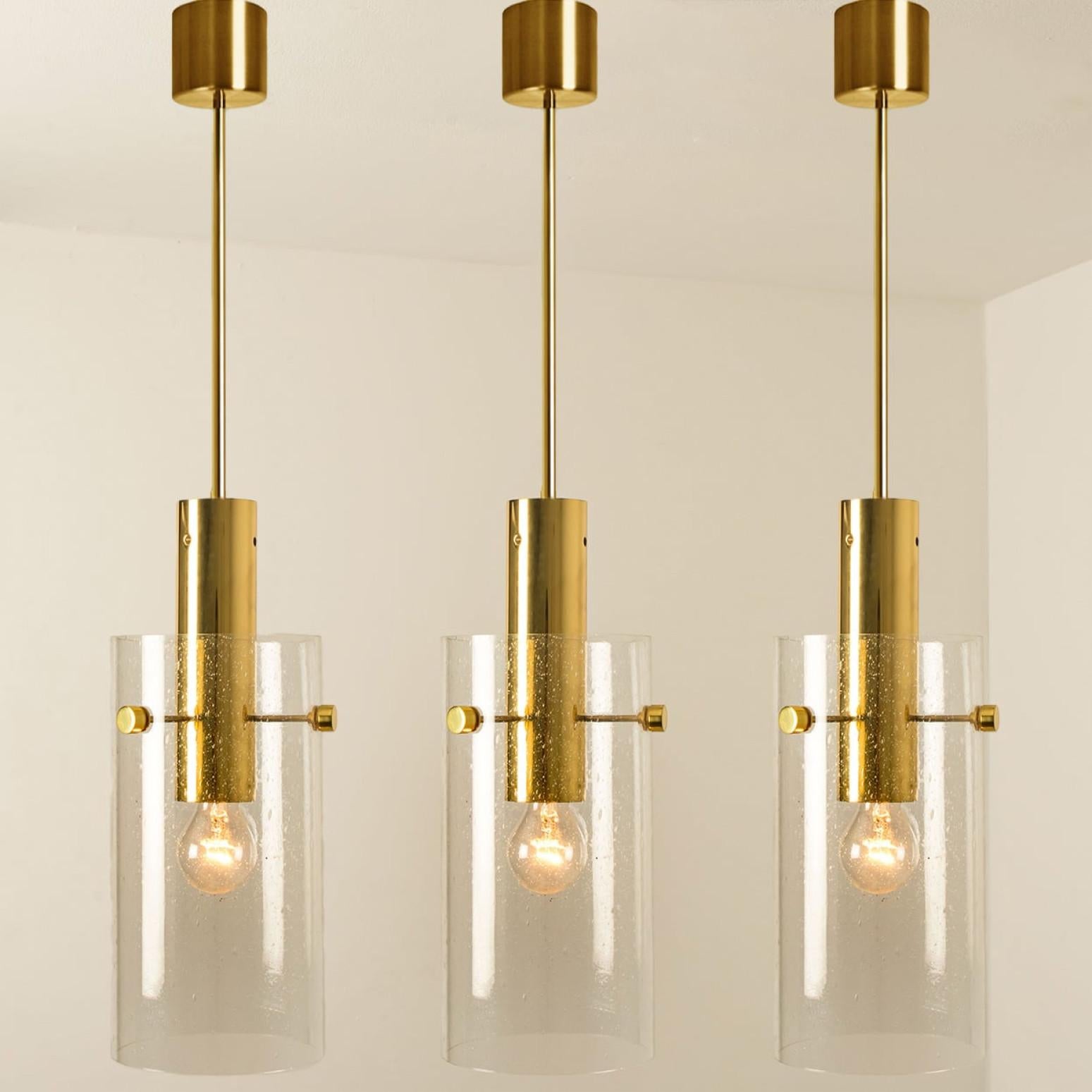 Fin du 20e siècle Plusieurs grandes suspensions en laiton et verre par Glashütte Limburg, années 1970 en vente