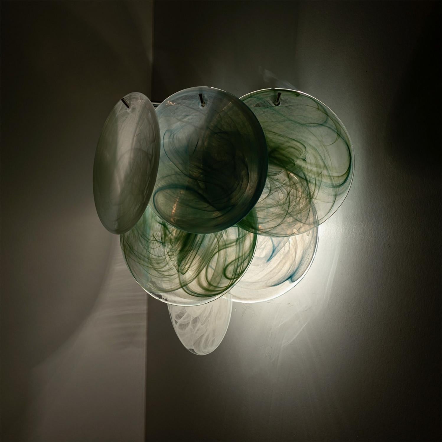 Varios Discos Grandes de Cristal Azul Blanco Verde de Murano y Aplique de Latón, Italia en venta 1