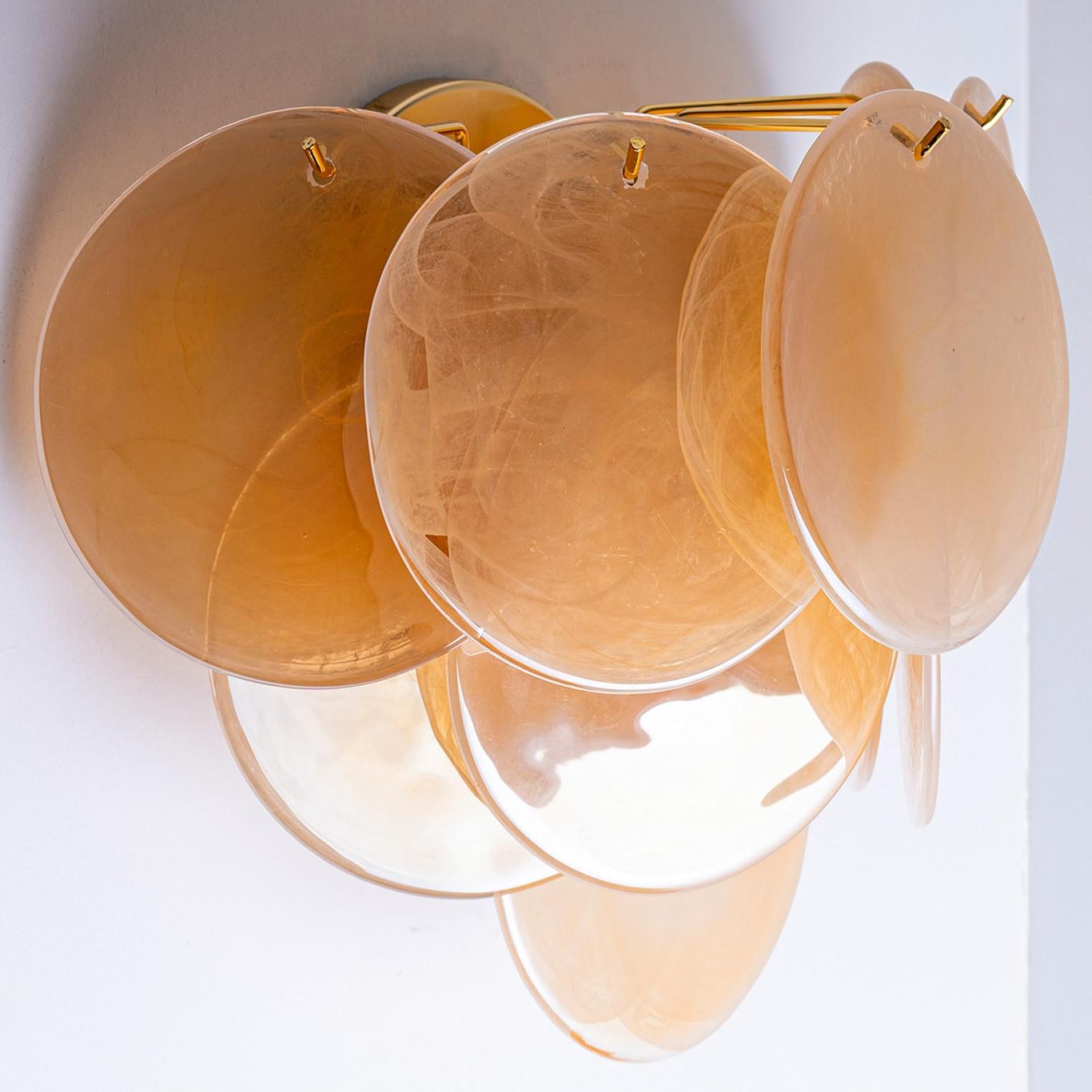 Mid-Century moderno Diverse grandi lampade da parete in ottone e dischi di vetro marrone di Murano, Italia in vendita