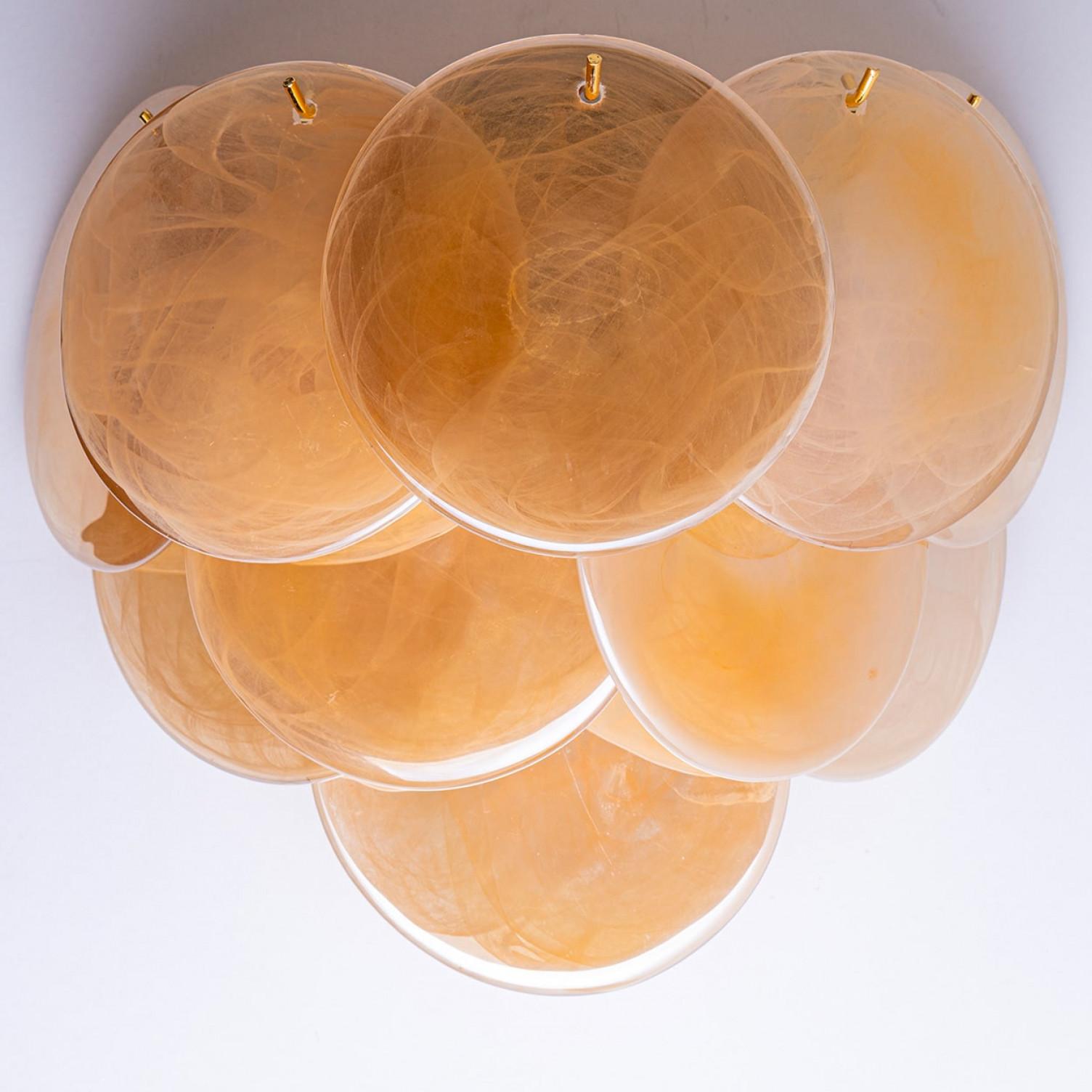 Diverse grandi lampade da parete in ottone e dischi di vetro marrone di Murano, Italia in vendita 1