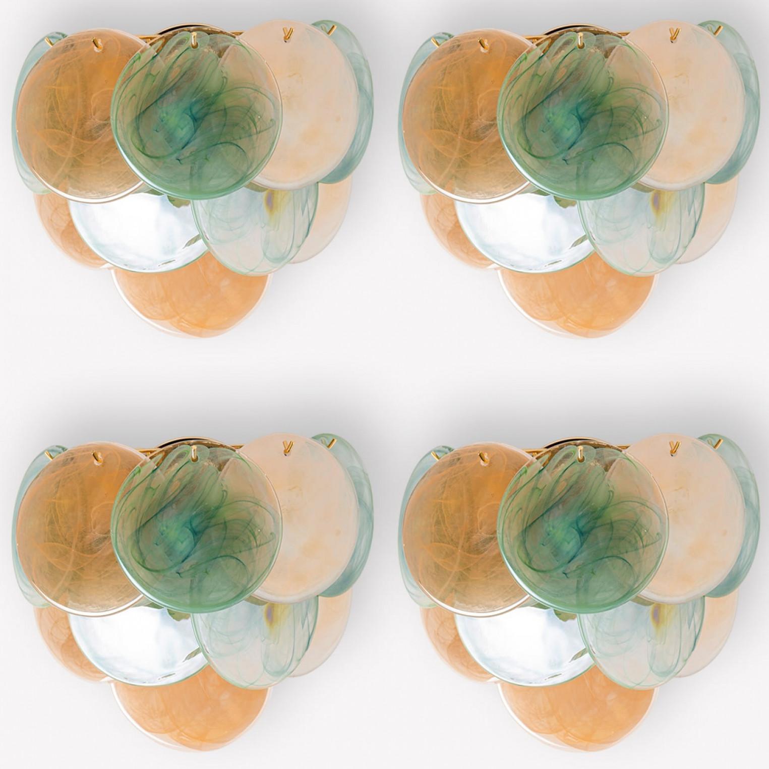 Bellissima applique di Murano di grandi dimensioni con 10 dischi di vetro marrone e verde, con tre strati di dischi di vetro sfaccettati rotondi con cornice in ottone.

In ottime condizioni vintage. Ben cablato, perfettamente pulito e pronto