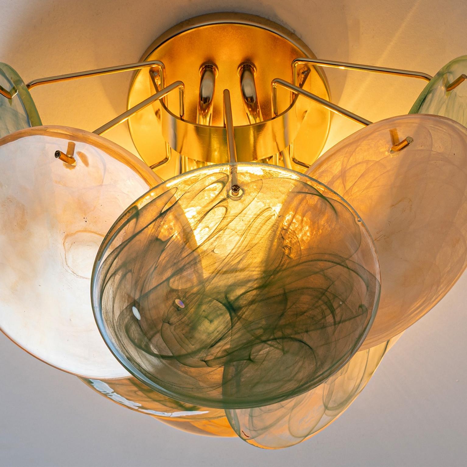 Mid-Century moderno Diversi grandi dischi di vetro marrone-verde di Murano e lampade da parete in ottone, Italia in vendita