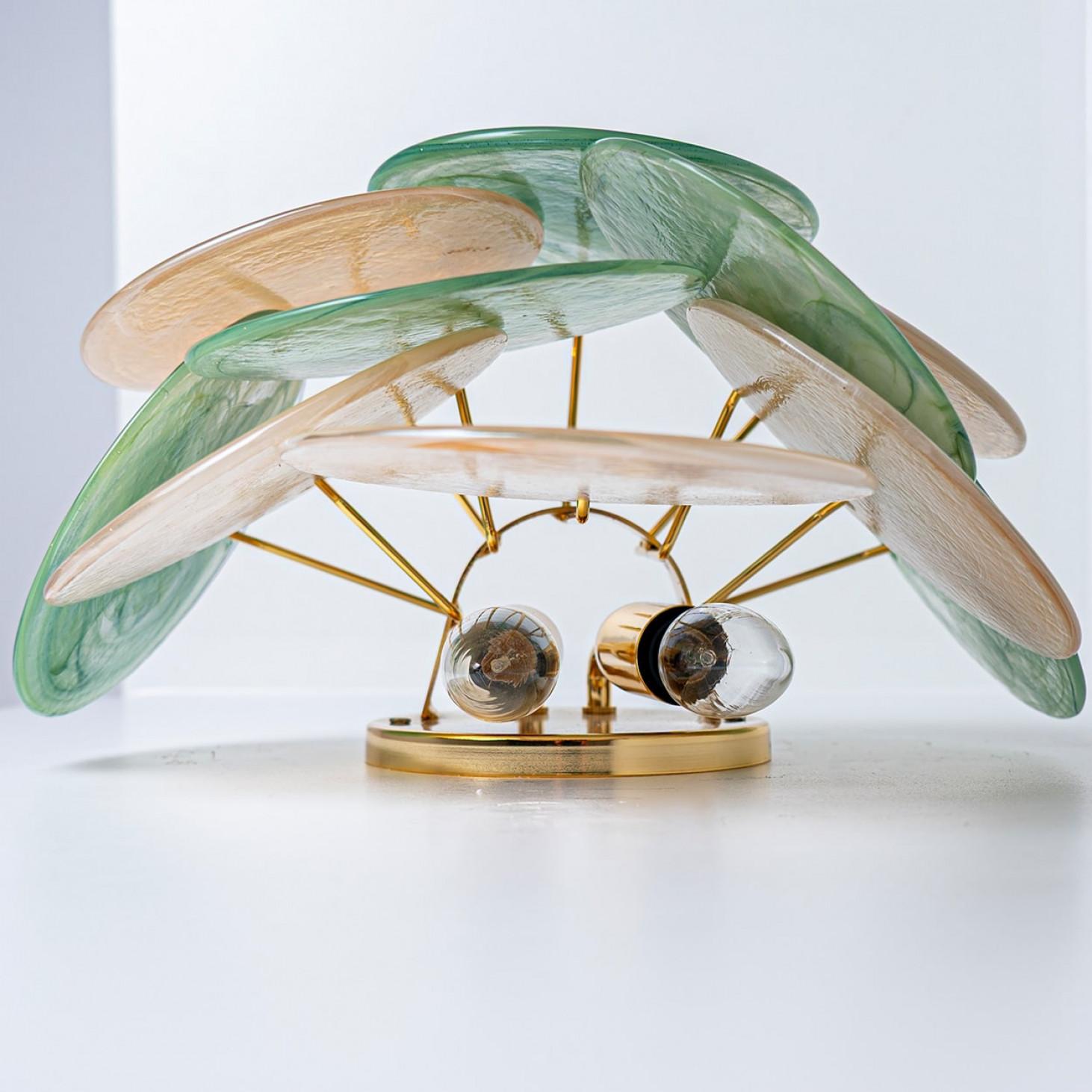 Italiano Diversi grandi dischi di vetro marrone-verde di Murano e lampade da parete in ottone, Italia in vendita