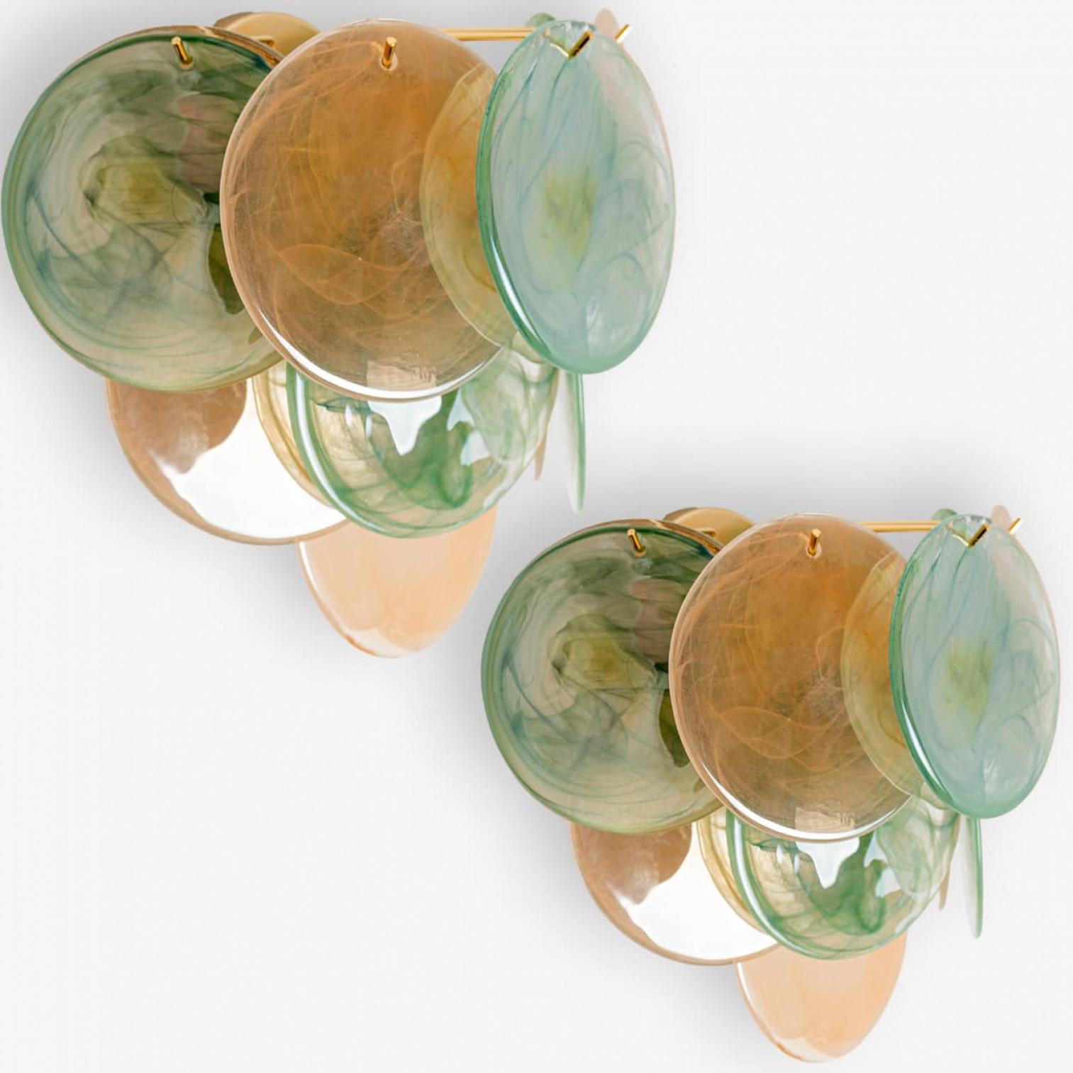 XXI secolo e contemporaneo Diversi grandi dischi di vetro marrone-verde di Murano e lampade da parete in ottone, Italia in vendita
