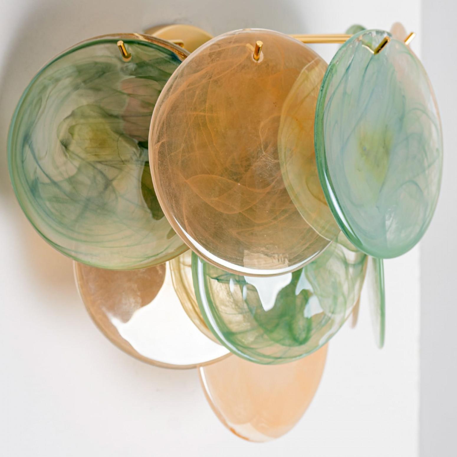 Ottone Diversi grandi dischi di vetro marrone-verde di Murano e lampade da parete in ottone, Italia in vendita