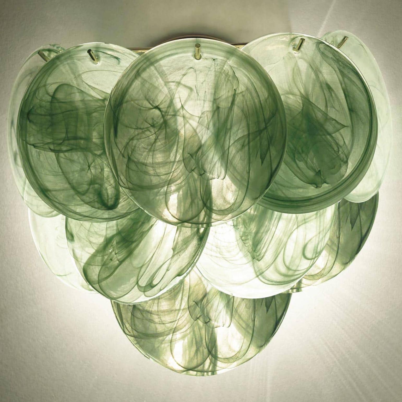Varios discos grandes de cristal verde de Murano y apliques de latón, Italia en venta 2