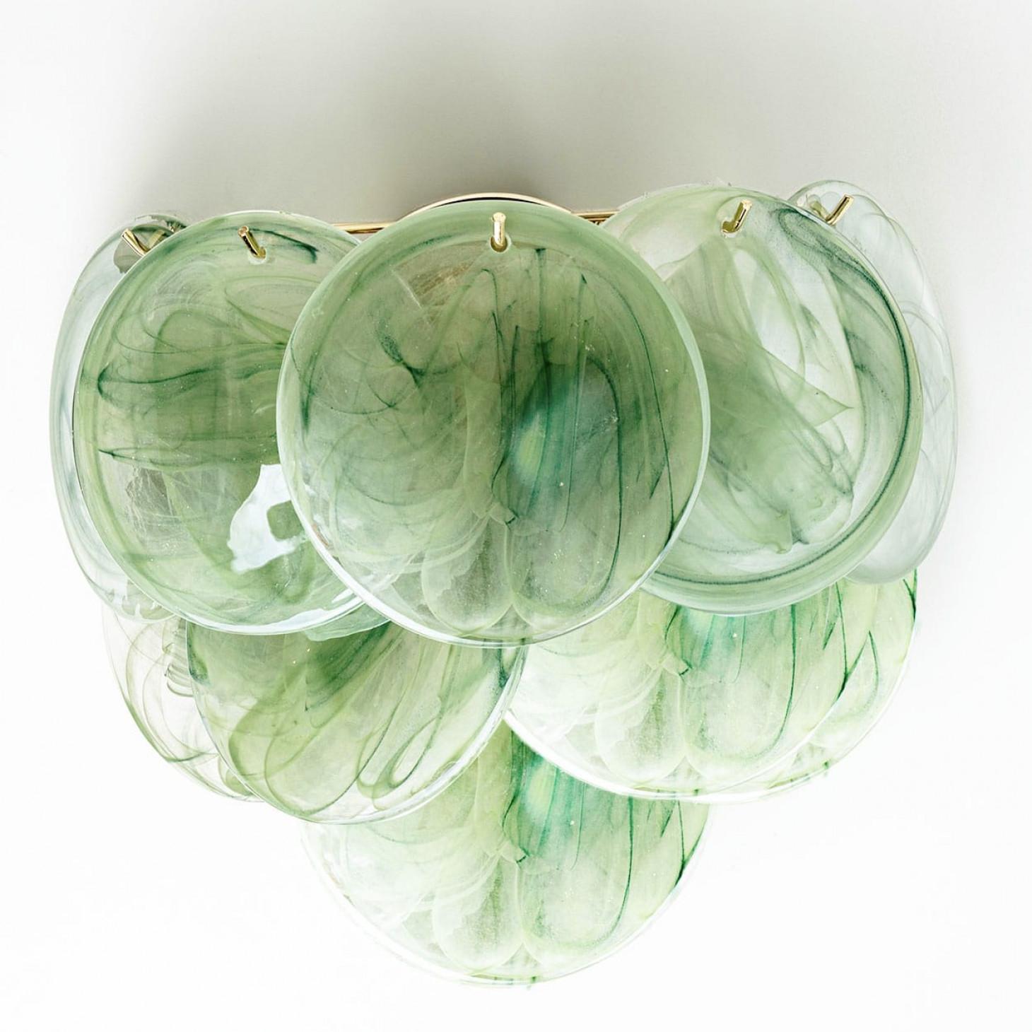Varios discos grandes de cristal verde de Murano y apliques de latón, Italia en venta 4