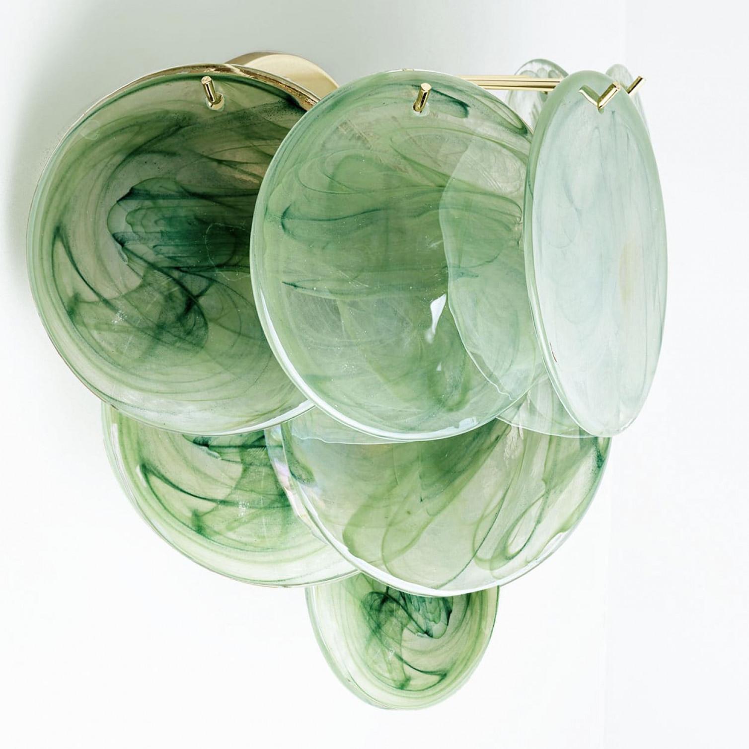 Preciosos apliques grandes de Murano con 10 discos de cristal verde, con tres capas de discos redondos de cristal con marco de latón.

En muy buen estado vintage. Bien cableado, perfectamente limpio y listo para usar. Este aplique requiere 2