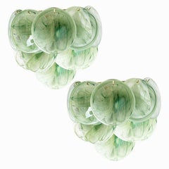 Varios discos grandes de cristal verde de Murano y apliques de latón, Italia
