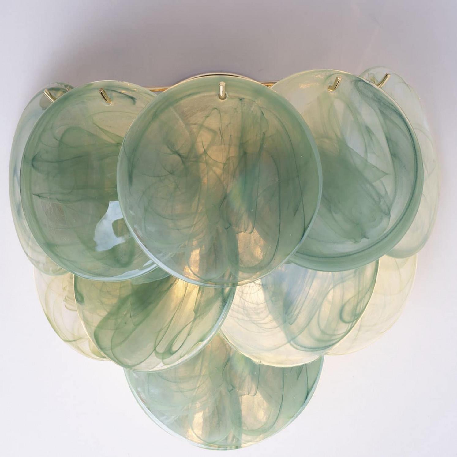 Varios discos grandes de cristal verde de Murano y apliques de latón, Italia Moderno de mediados de siglo en venta