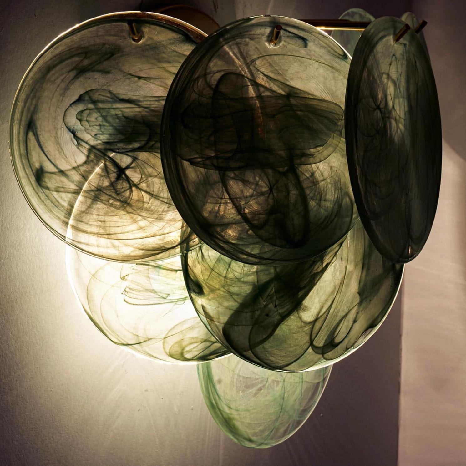 Varios discos grandes de cristal verde de Murano y apliques de latón, Italia Latón en venta