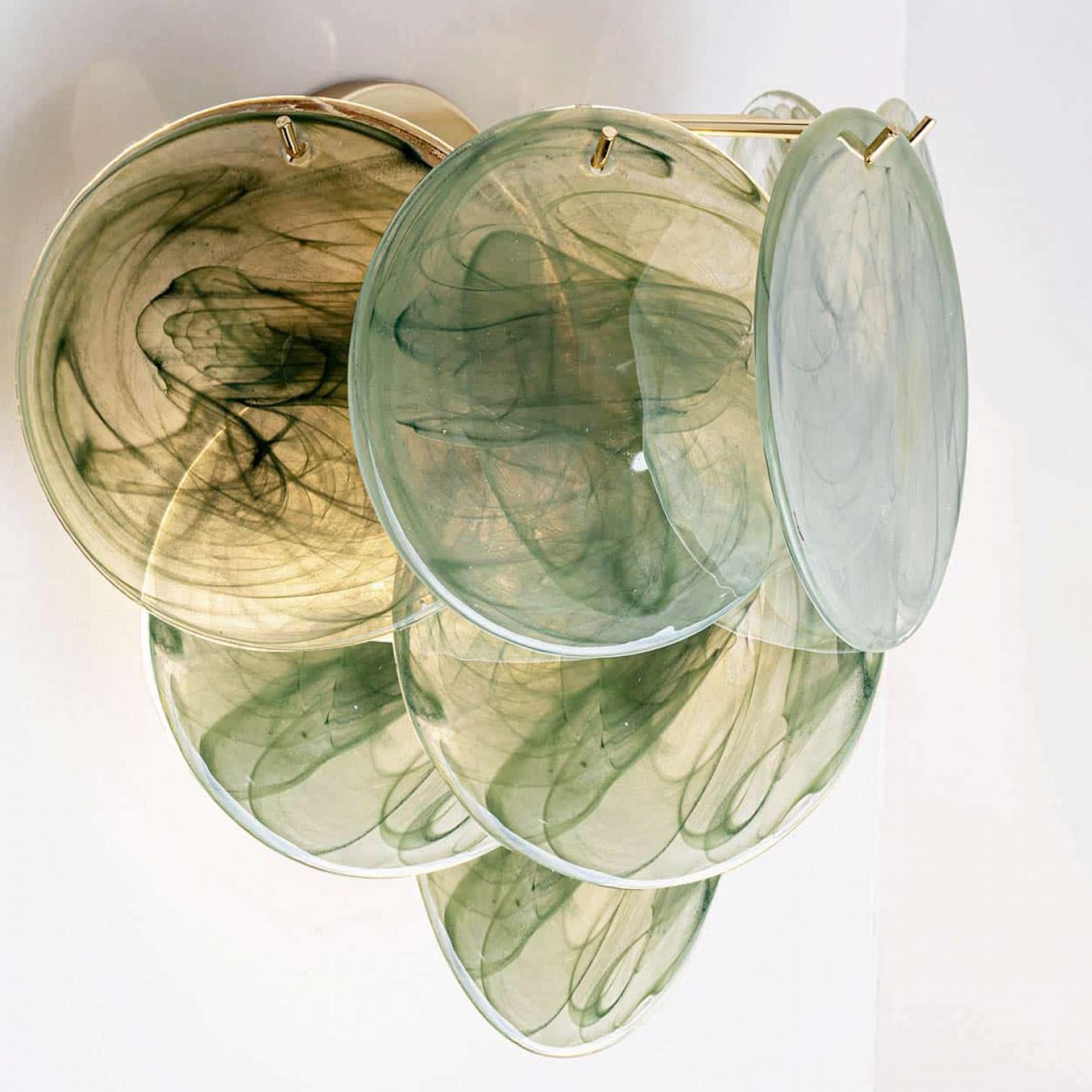 Varios discos grandes de cristal verde de Murano y apliques de latón, Italia en venta 1