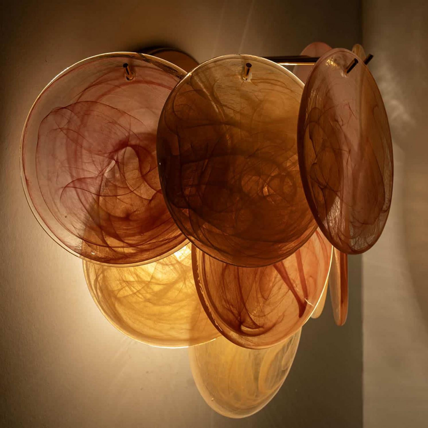 Mehrere große Murano-Scheiben aus rosa und braunem Glas und Wandleuchte aus Messing, Italien im Angebot 5