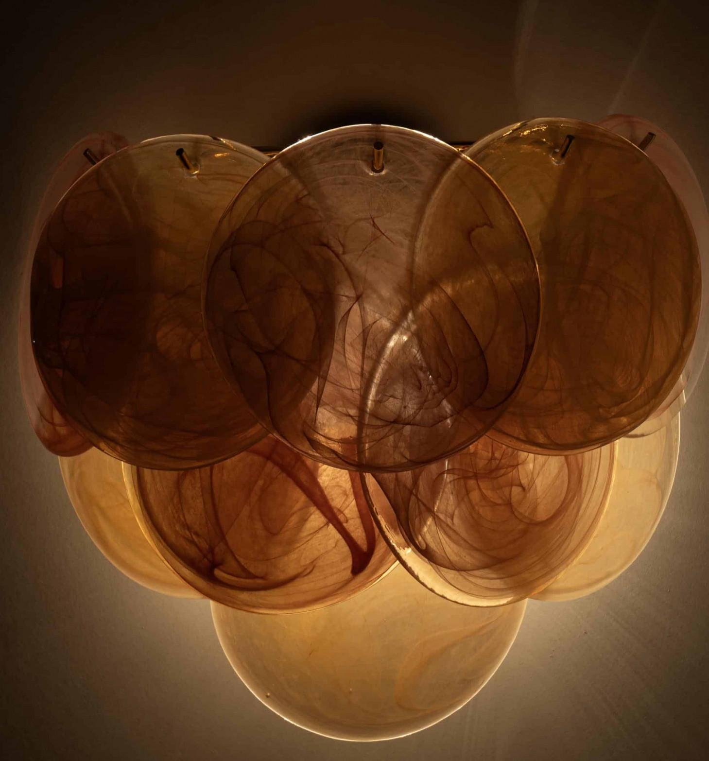 Mehrere große Murano-Scheiben aus rosa und braunem Glas und Wandleuchte aus Messing, Italien im Angebot 6