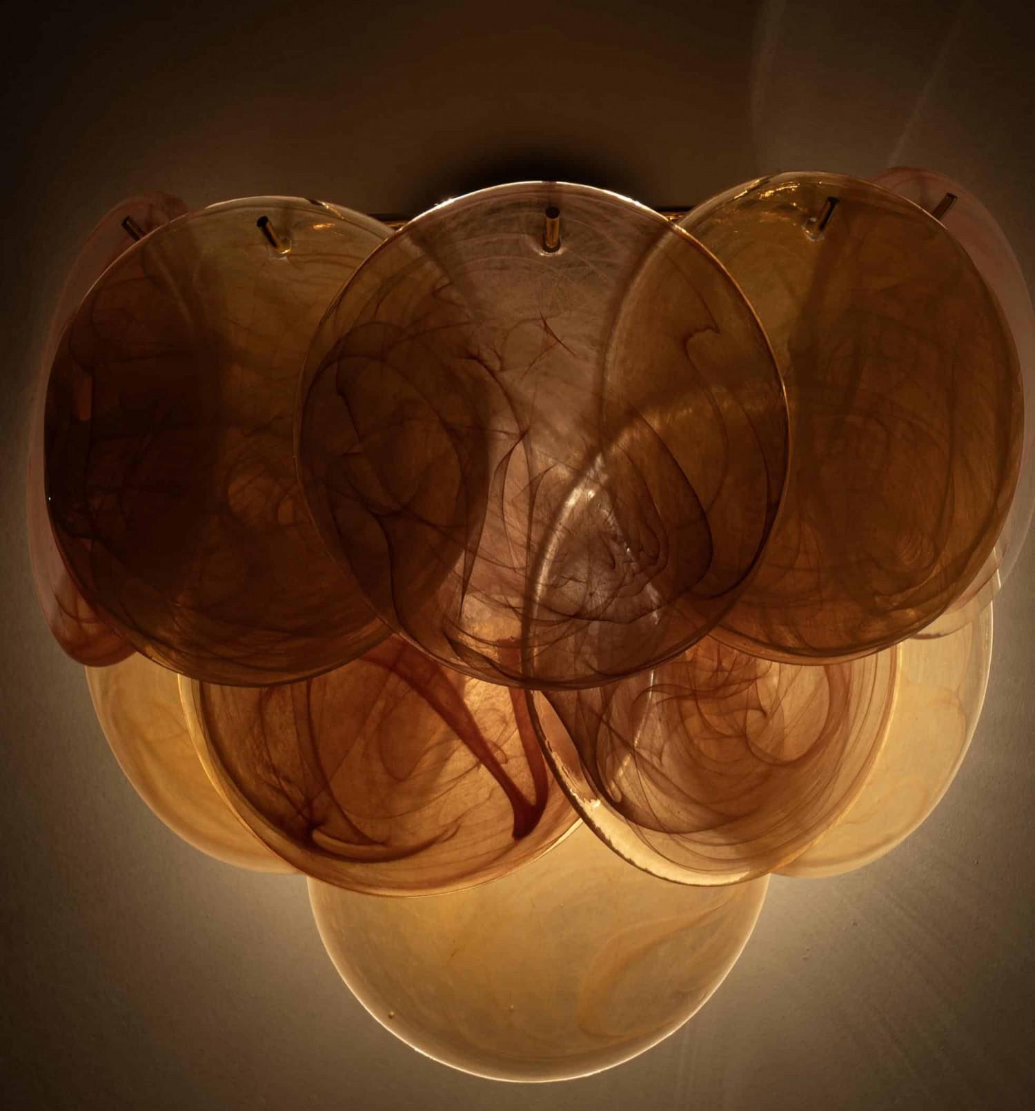 Diversi grandi dischi di vetro rosa e marrone di Murano e un'applique in ottone, Italia in vendita 5