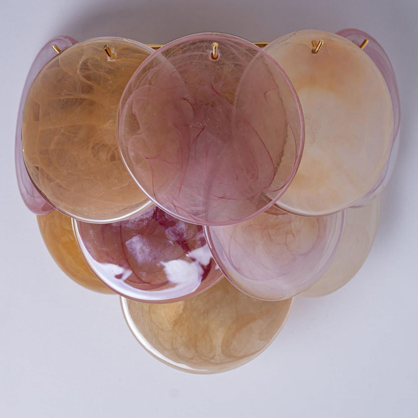 Mehrere große Murano-Scheiben aus rosa und braunem Glas und Wandleuchte aus Messing, Italien im Angebot 7