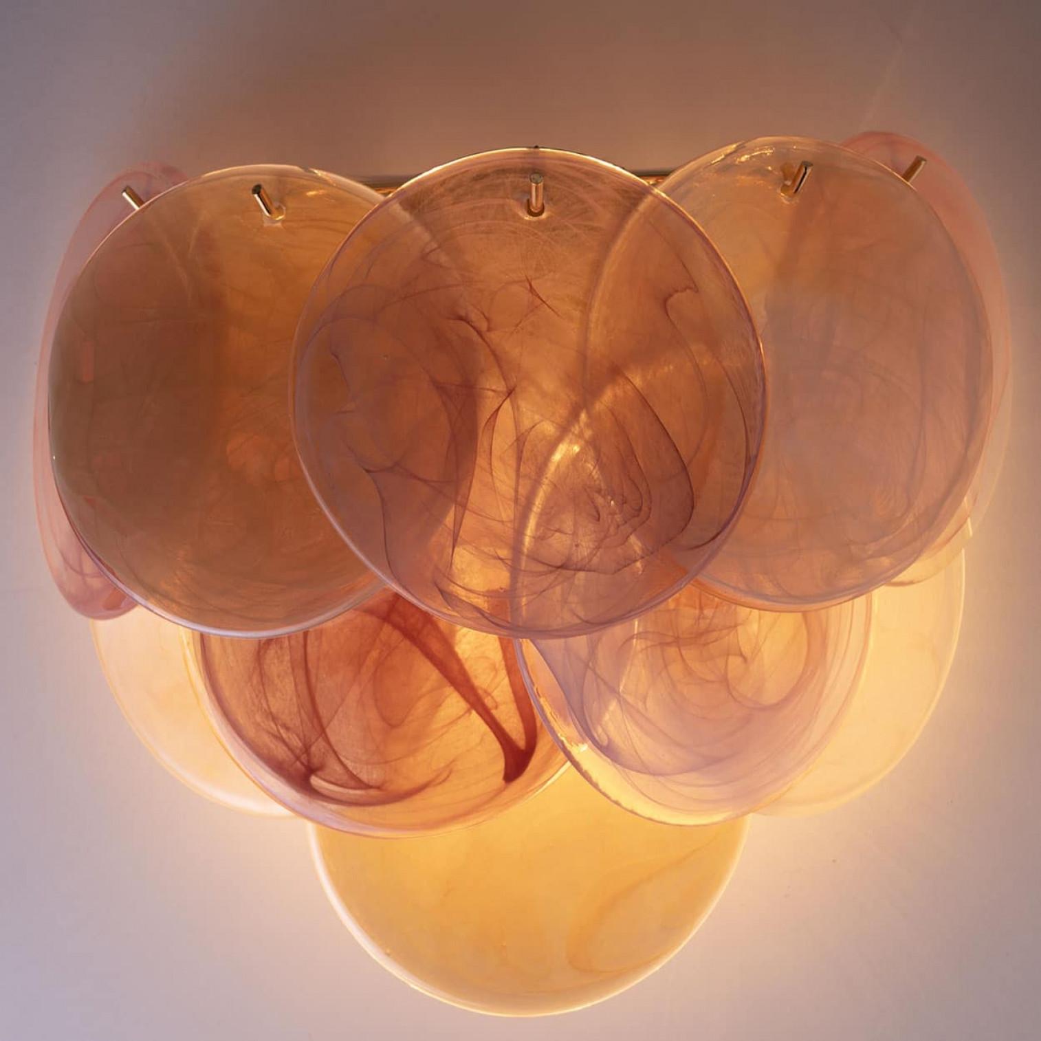 Mehrere große Murano-Scheiben aus rosa und braunem Glas und Wandleuchte aus Messing, Italien (Italienisch) im Angebot