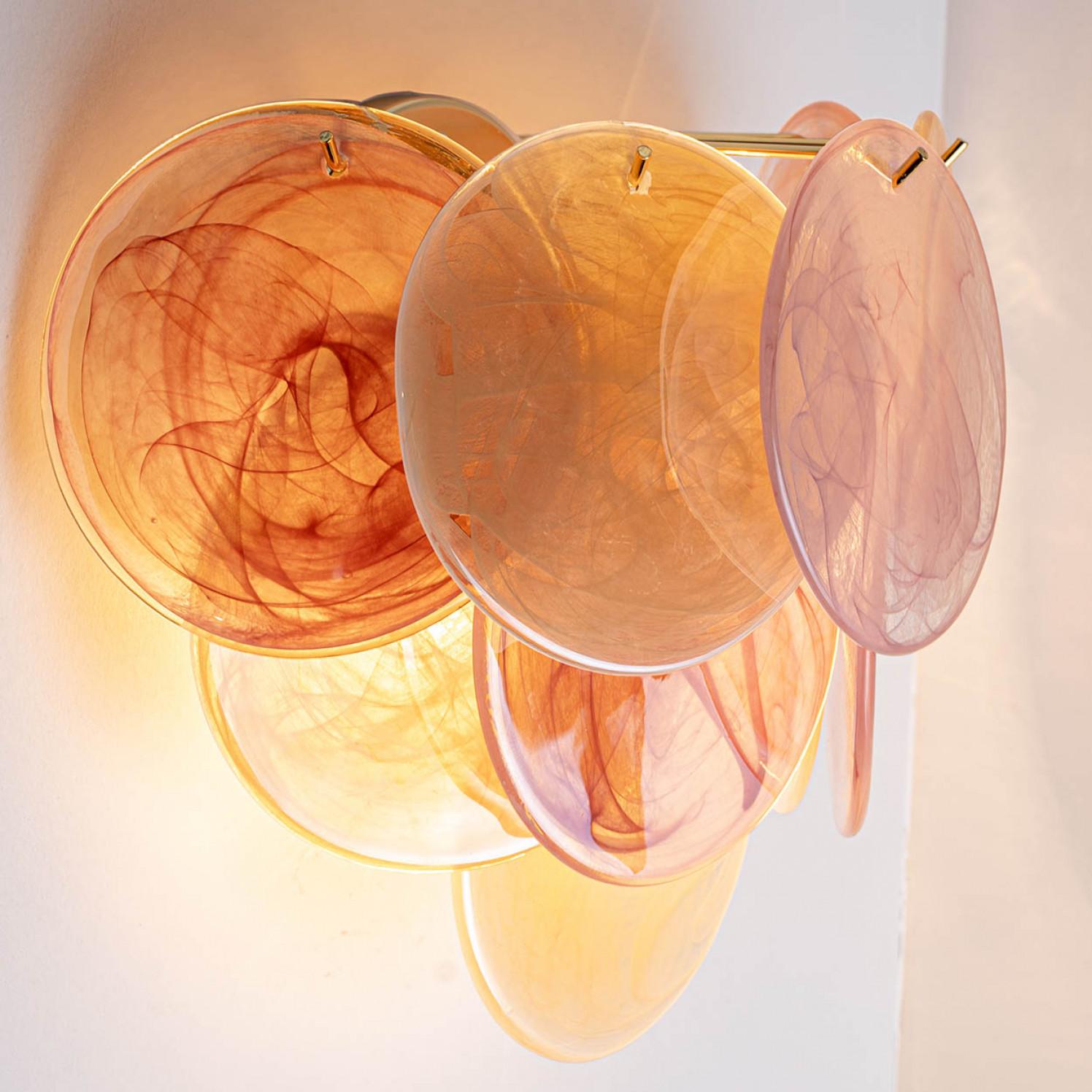 XXI secolo e contemporaneo Diversi grandi dischi di vetro rosa e marrone di Murano e un'applique in ottone, Italia in vendita