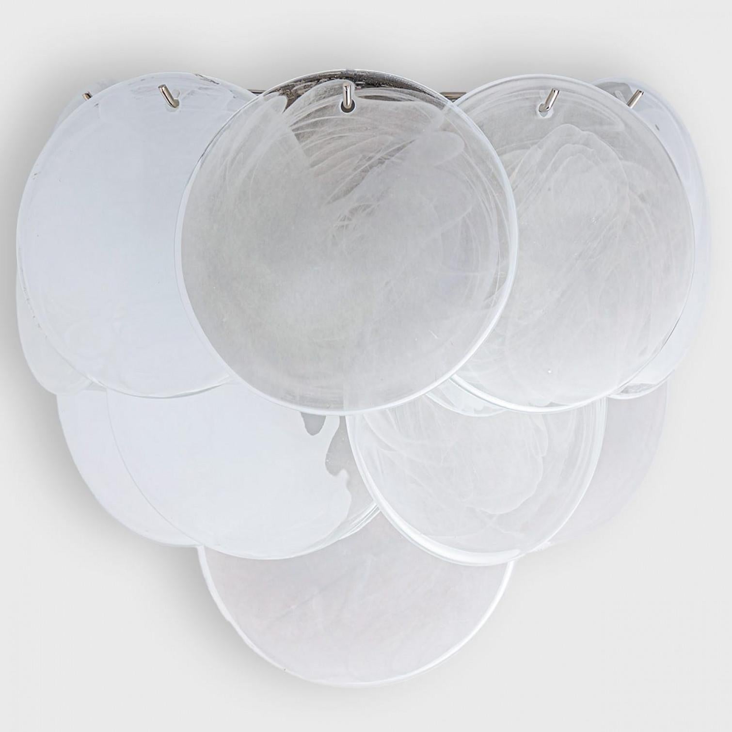 Preciosos apliques grandes de Murano con 10 discos de cristal blanco, con tres capas de discos redondos de cristal con marco cromado.

En muy buen estado vintage. Bien cableado, perfectamente limpio y listo para usar. Este aplique requiere 2