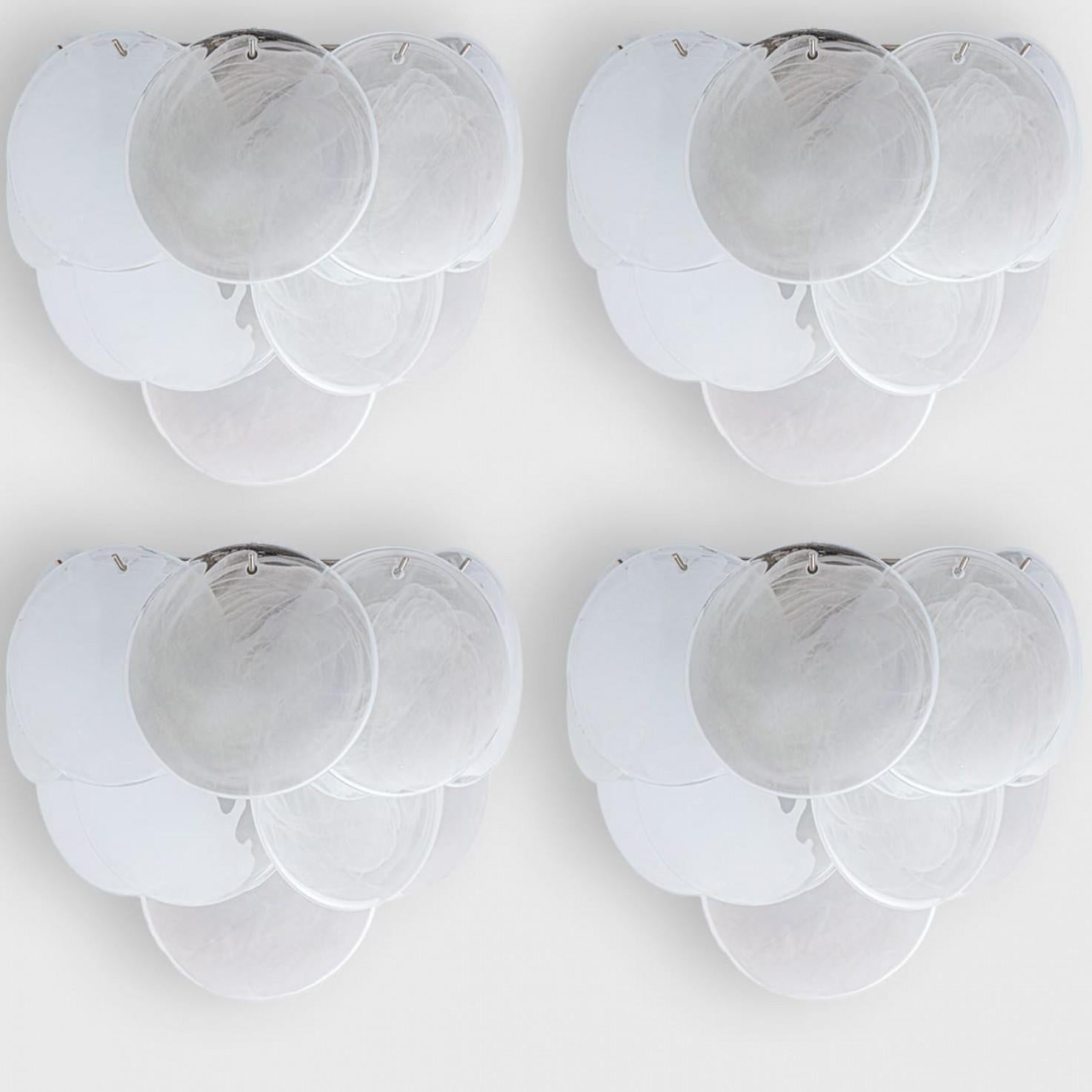 Varios Discos Grandes de Cristal Blanco de Murano y Apliques Cromados, Italia Moderno de mediados de siglo en venta