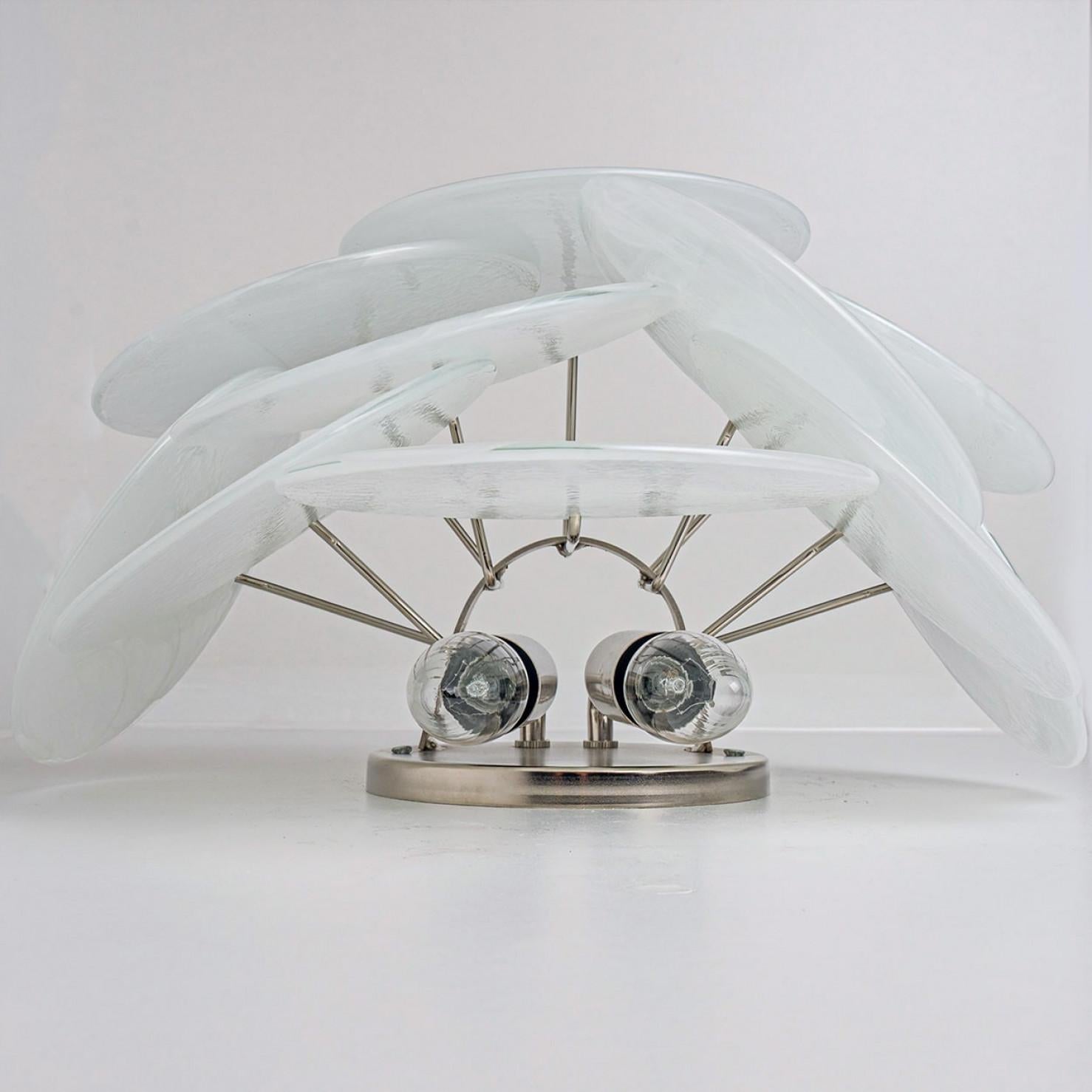 Varios Discos Grandes de Cristal Blanco de Murano y Apliques Cromados, Italia en Bueno estado para la venta en Rijssen, NL