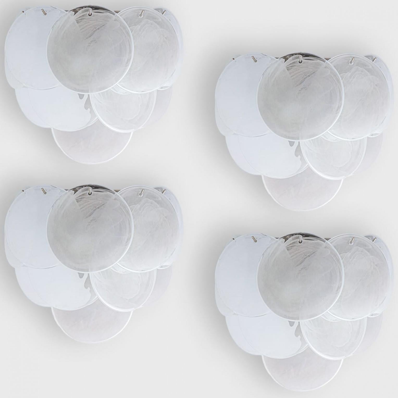 Varios Discos Grandes de Cristal Blanco de Murano y Apliques Cromados, Italia Acero en venta