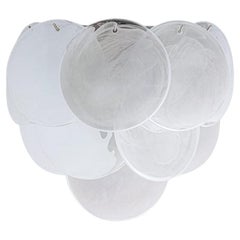 Diversi grandi dischi di vetro bianco di Murano e lampade da parete cromate, Italia