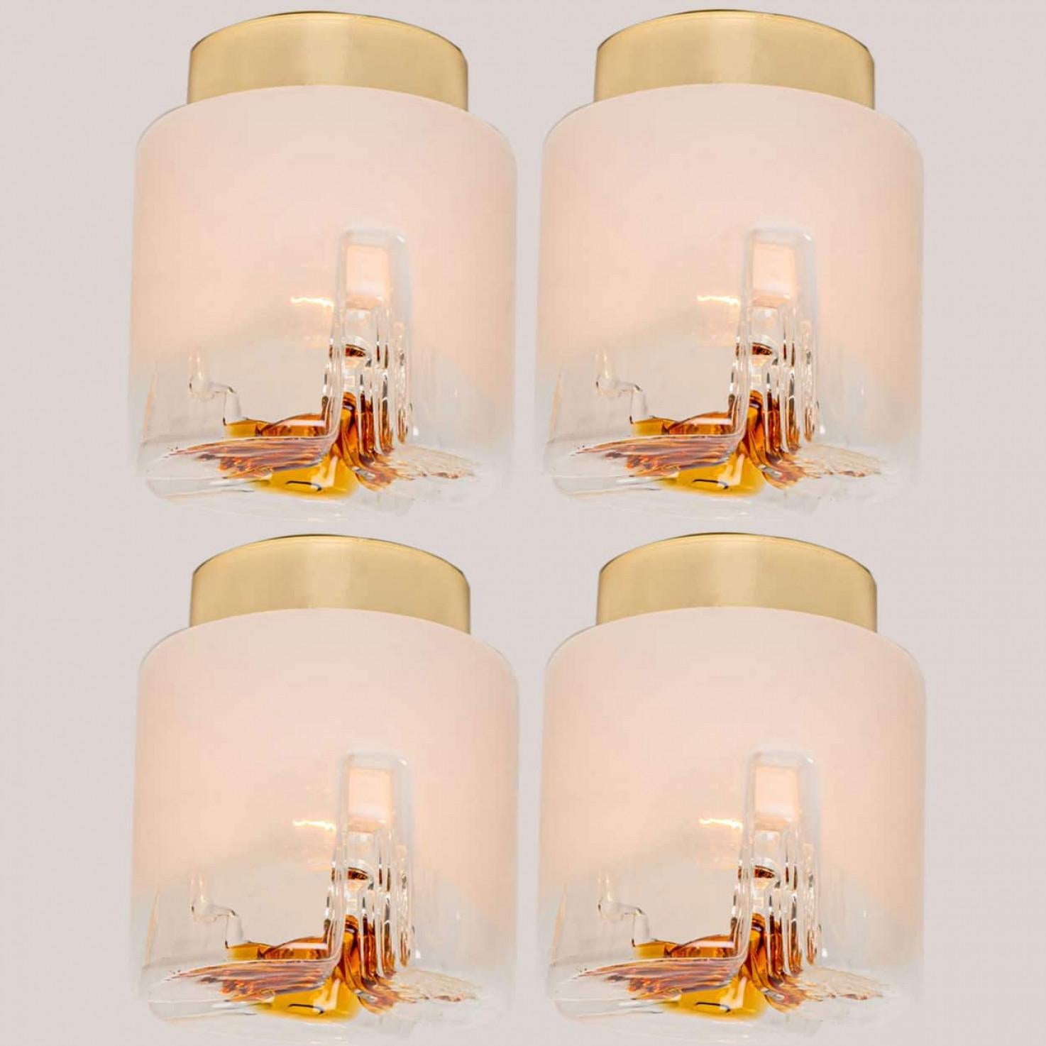 Plusieurs superbes appliques murales abstraites de style moderne du milieu du siècle par Mazzega Murano. Un design italien des années 1970. Mazzega est l'un des célèbres fabricants de Murano comme Venini, Vistosi, Seguso ou Carlo Nason, Tuny
