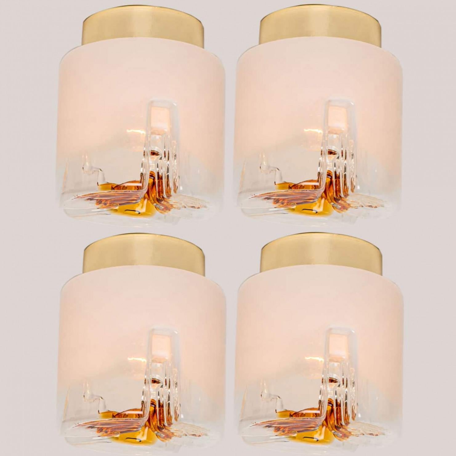 Varios apliques abstractos de la modernidad de mediados de siglo de Mazzega Murano. Un diseño italiano de los años setenta. Mazzega es uno de los famosos fabricantes de Murano, como Venini, Vistosi, Seguso o Carlo Nason, Tuny Zuccheri.

Un par de