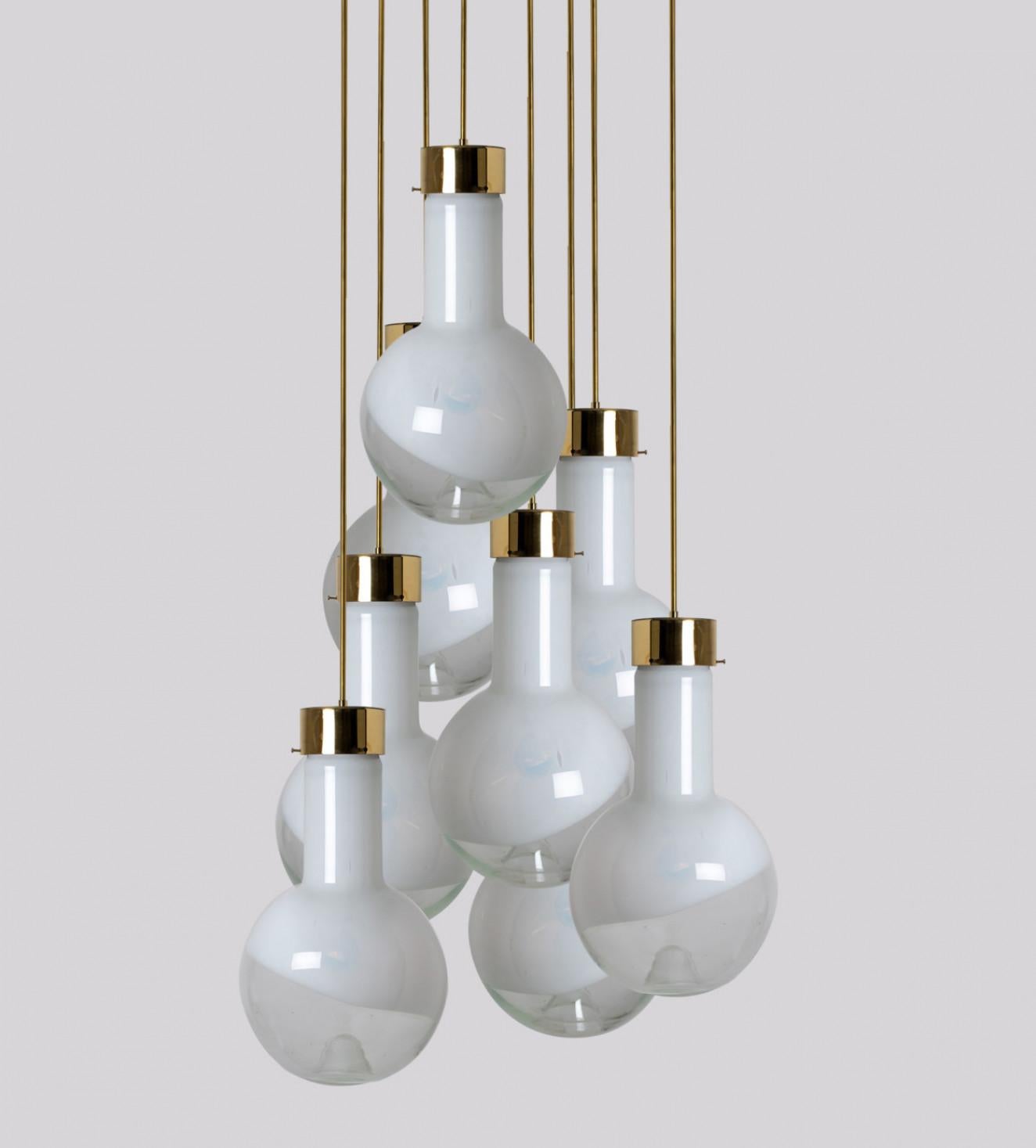 

Queste bellissime lampade da soffitto di grandi dimensioni in vetro con dettagli in ottone sono state prodotte da Harrachov nella Repubblica Ceca intorno al 1970.
Le lampade hanno una bella forma, metà cilindro e metà rotonda. Questo crea un