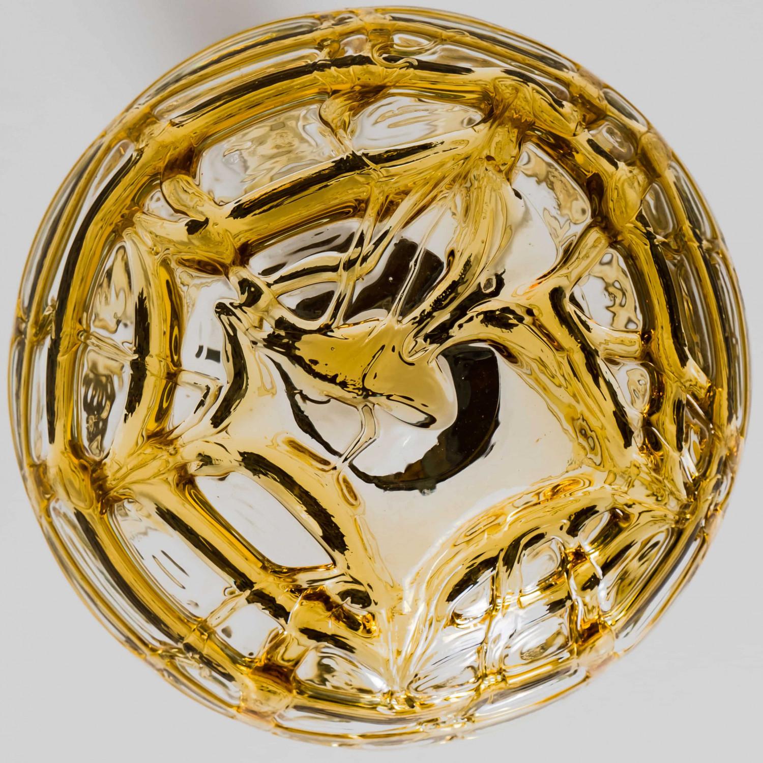 Varias lámparas colgantes de vidrio de colores mezclados, Alemania, años 60 en venta 3