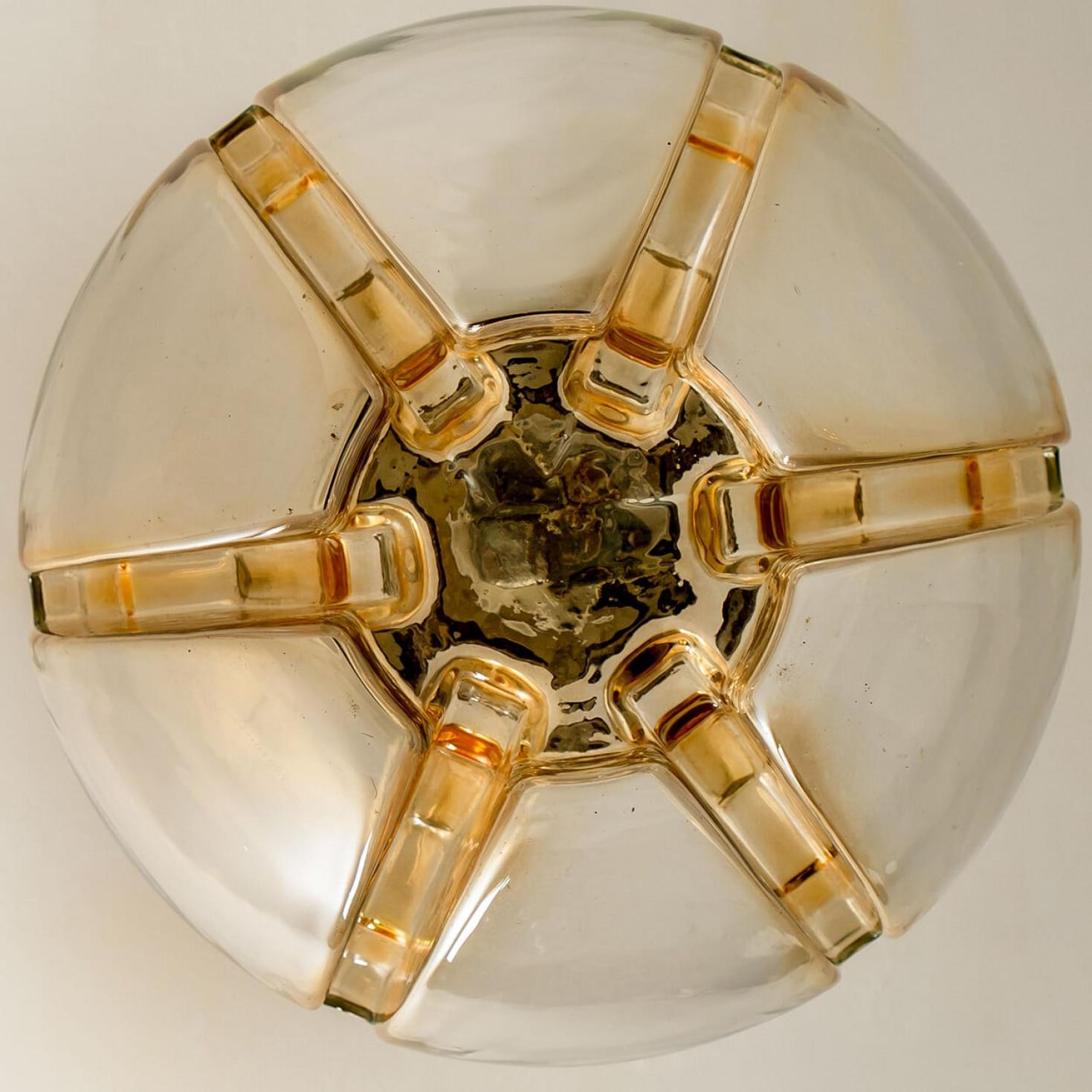 Varias lámparas colgantes de vidrio de colores mezclados, Alemania, años 60 en venta 7