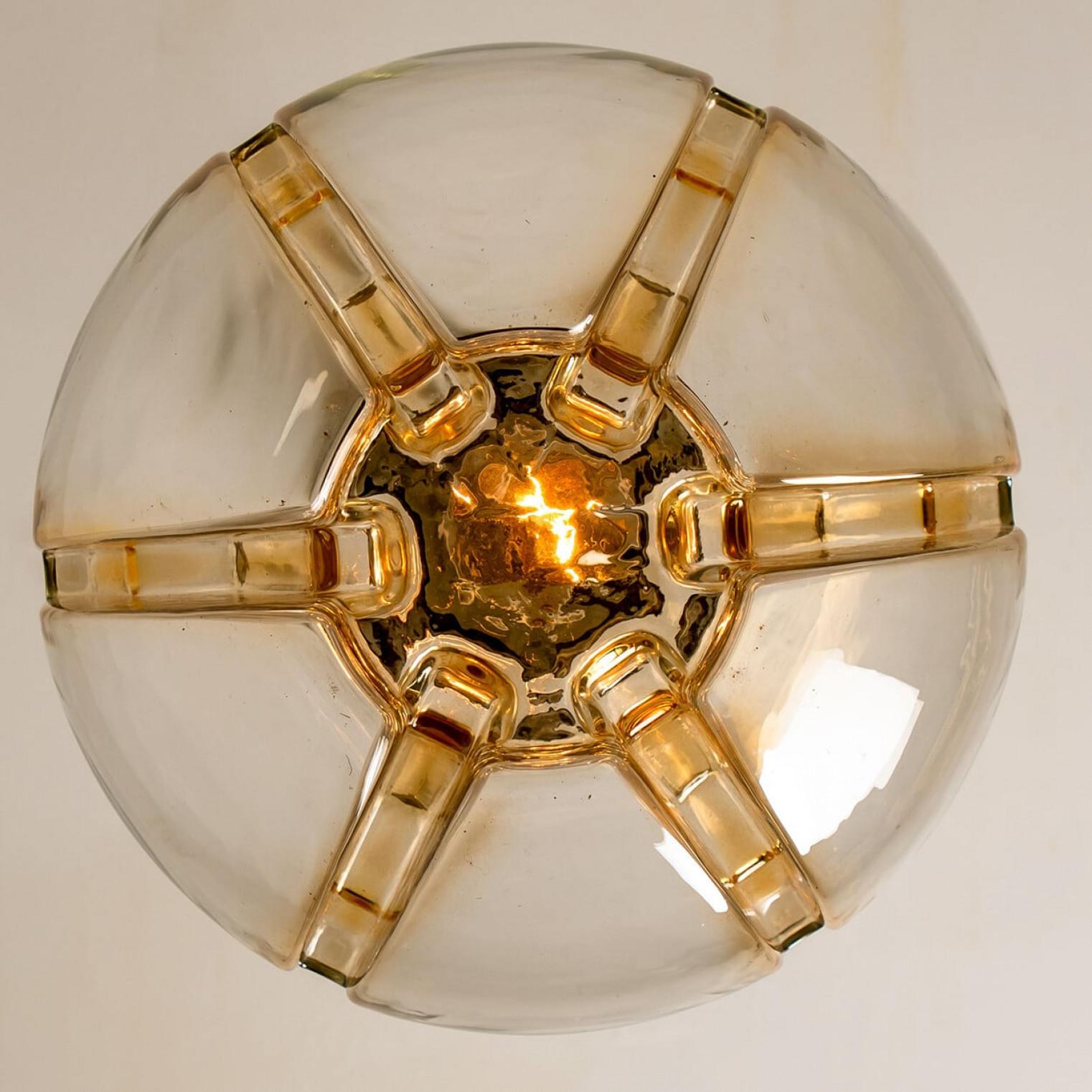 Varias lámparas colgantes de vidrio de colores mezclados, Alemania, años 60 en venta 10