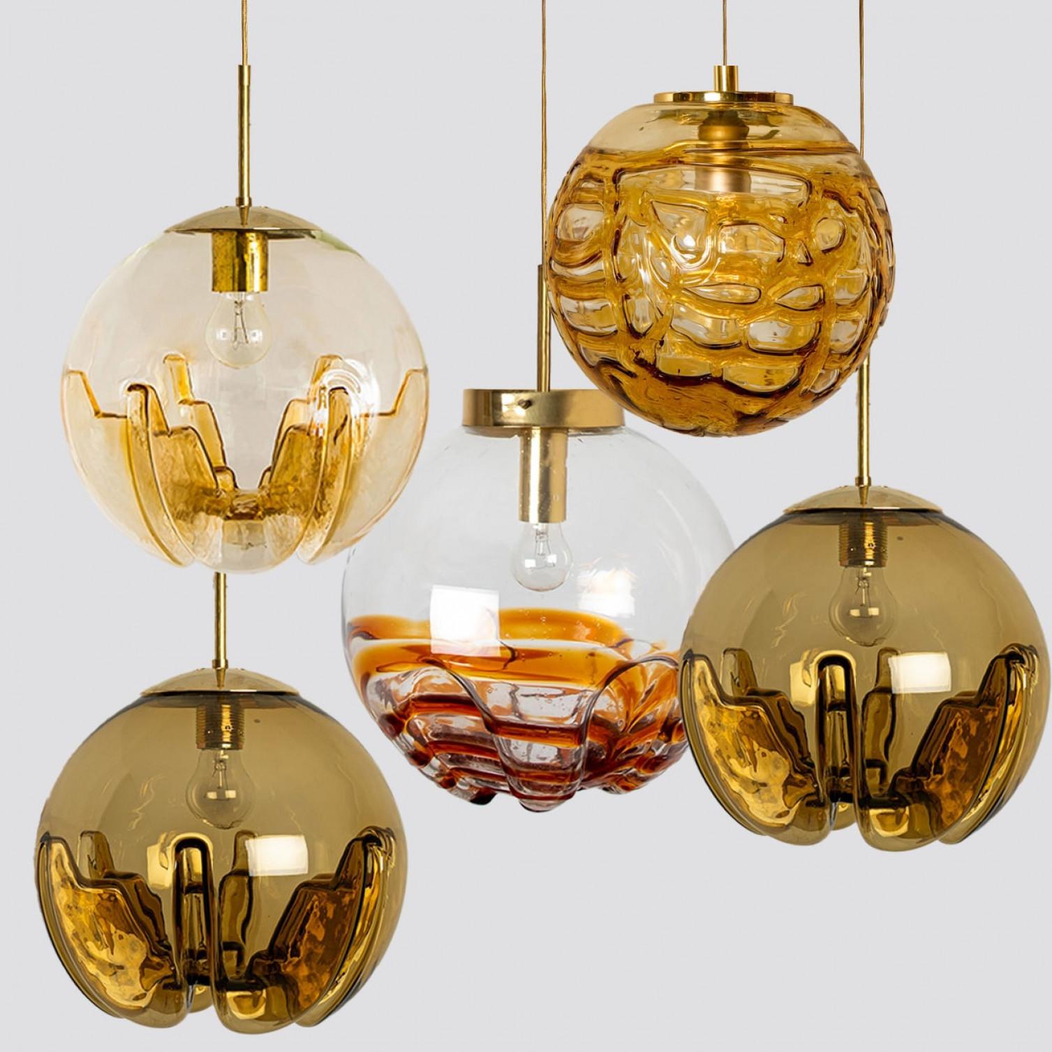 Varias lámparas colgantes de vidrio de colores mezclados, Alemania, años 60 Manchado en venta