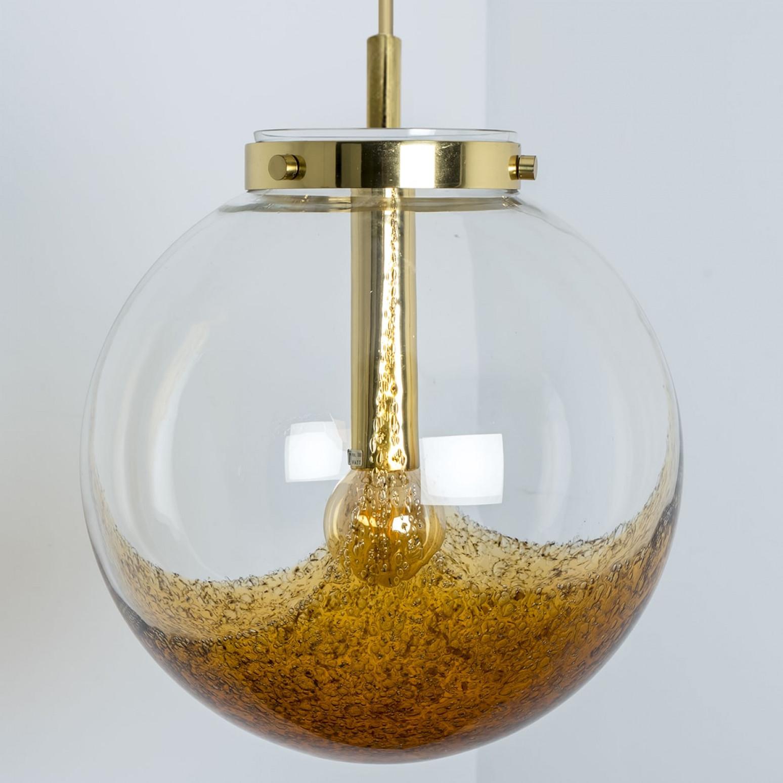 Varias lámparas colgantes de vidrio de colores mezclados, Alemania, años 60 en Bueno estado para la venta en Rijssen, NL