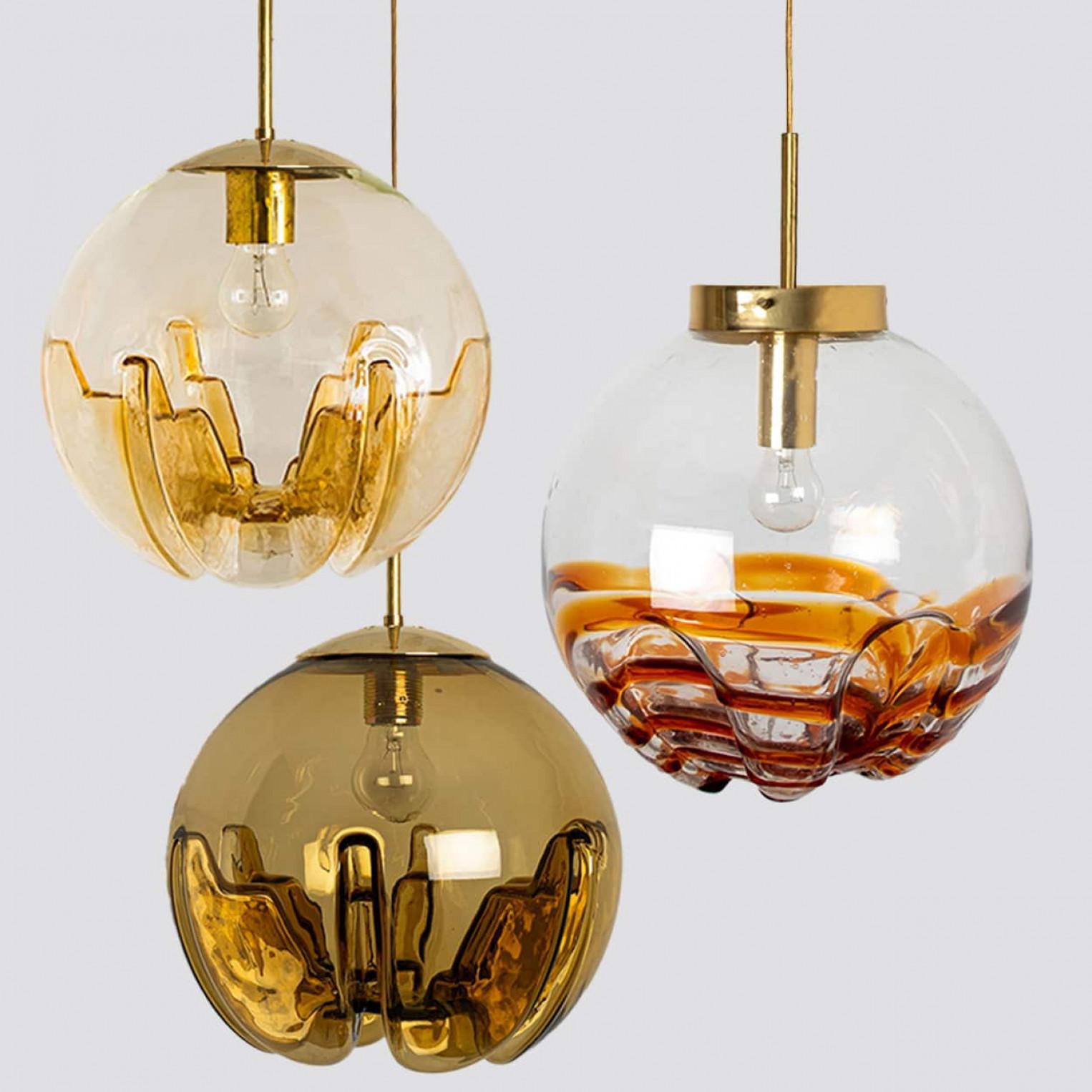 Varias lámparas colgantes de vidrio de colores mezclados, Alemania, años 60 en venta 1