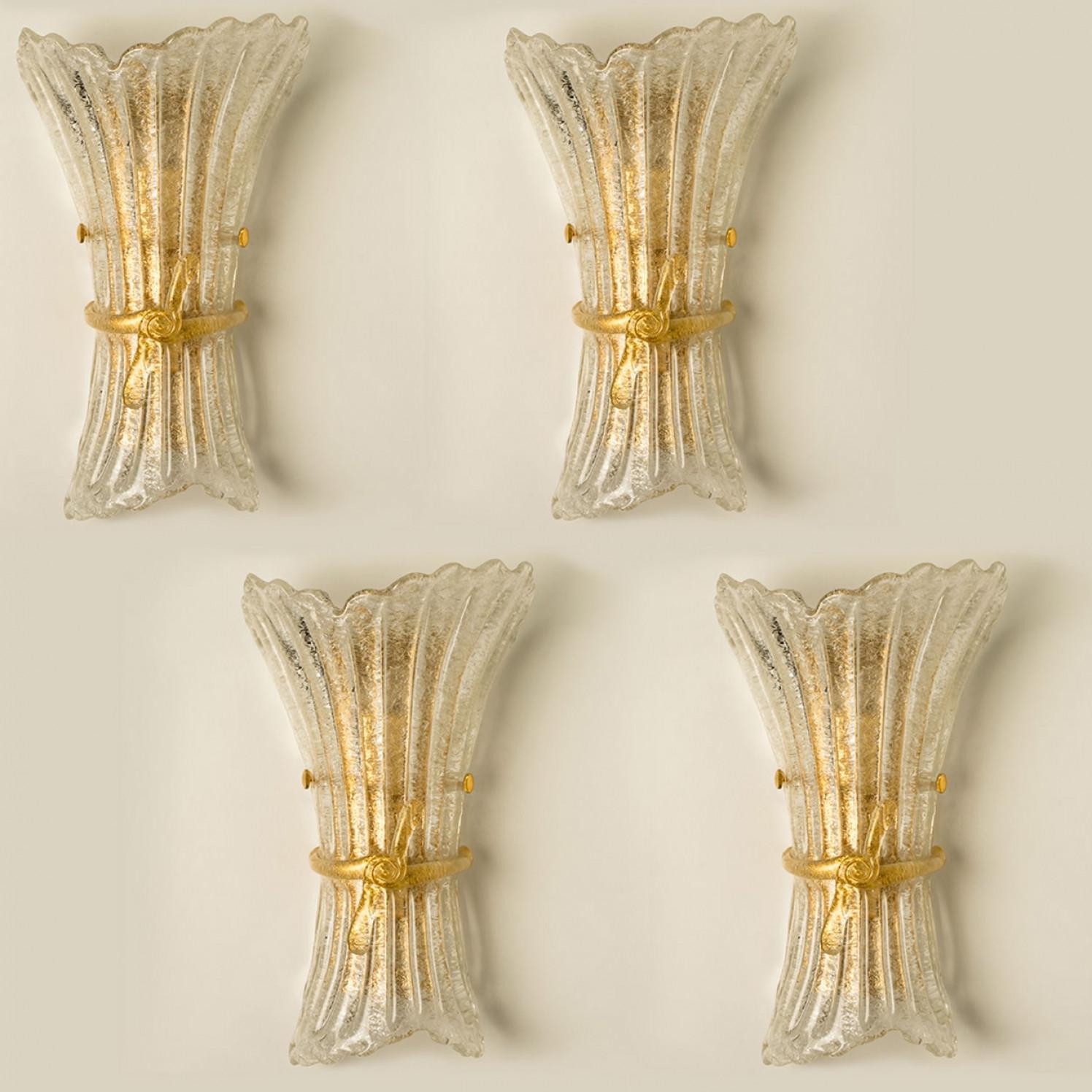 Varios elegantes apliques de cristal de Murano soplado a mano. Las luces proceden de Murano (Italia). Montado en un marco de latón. El cristal de Murano refracta la luz maravillosamente. Los apliques llenan la habitación de un resplandor suave,