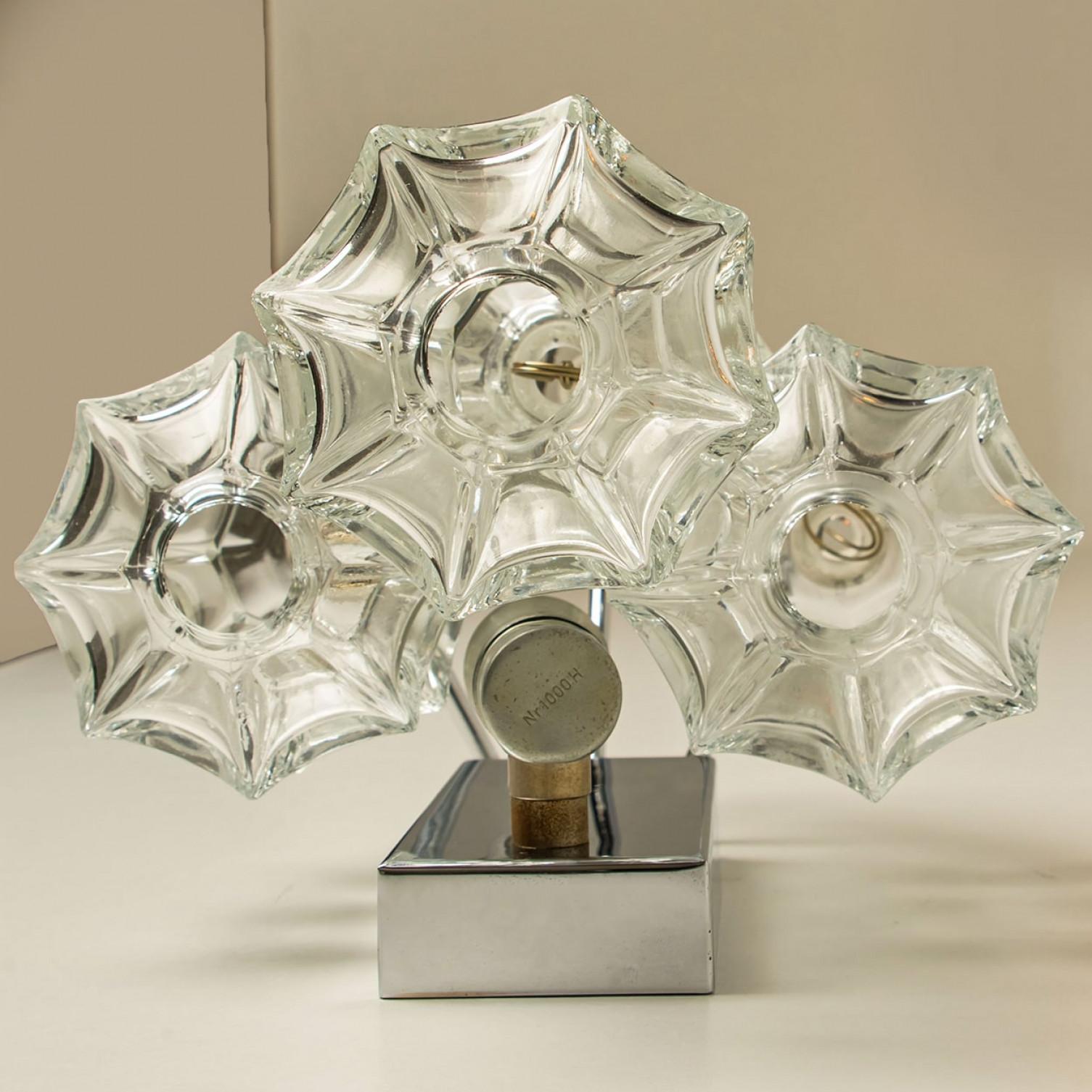 Diverse lampade a parete Pagoda cromate e in vetro di Kalmar, Vienna 1969 in vendita 2