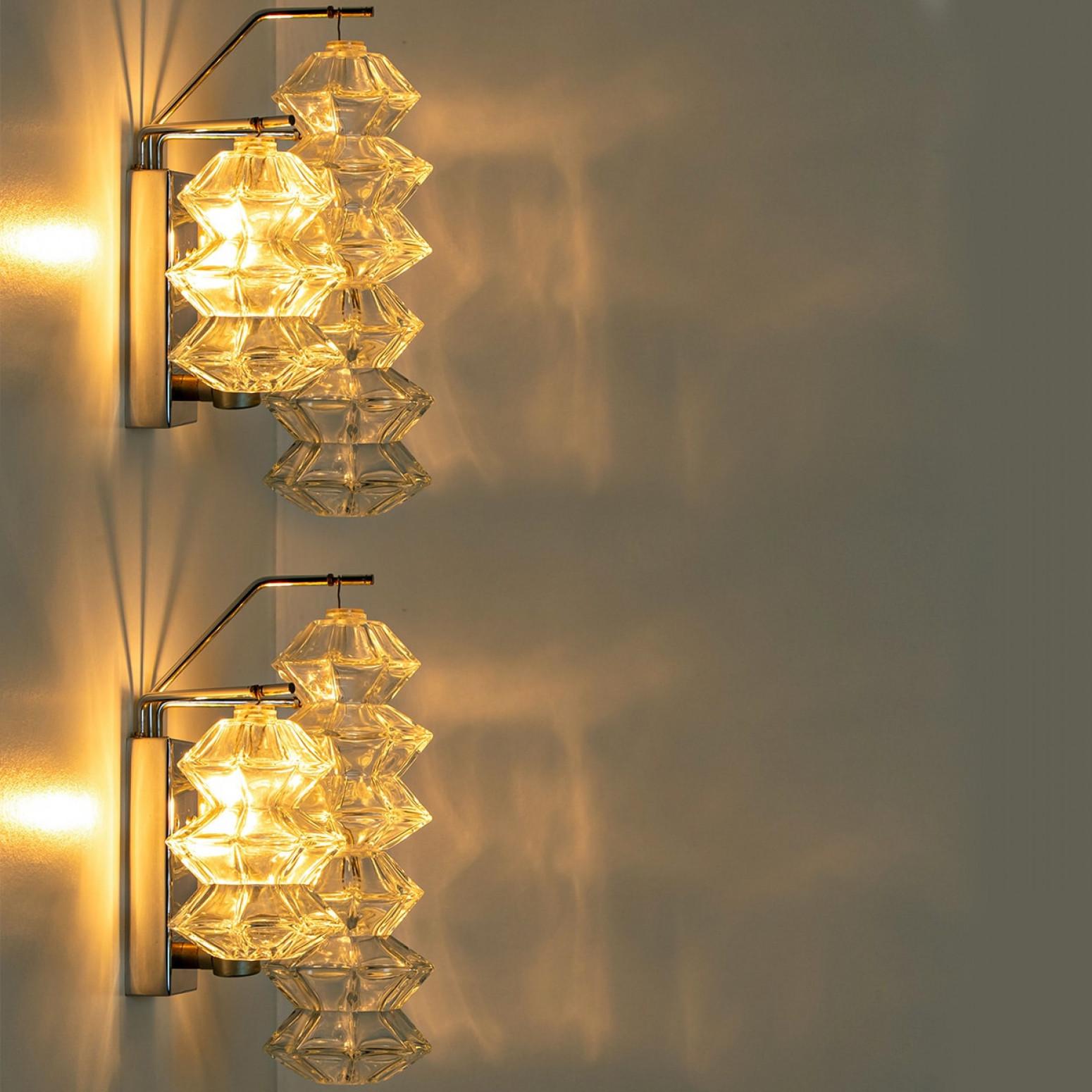 Diverse lampade a parete Pagoda cromate e in vetro di Kalmar, Vienna 1969 in vendita 4