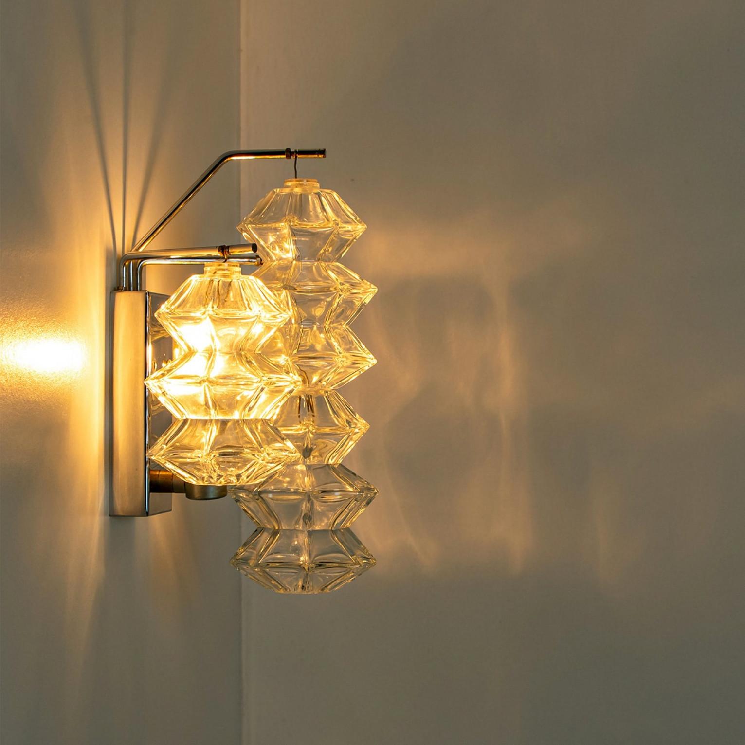 Diverse lampade a parete Pagoda cromate e in vetro di Kalmar, Vienna 1969 in vendita 5